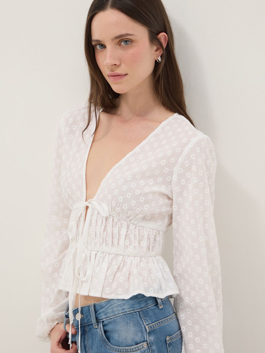 Wei&szlig;e Bluse aus reinem Baumwolle, regular fit mit B&auml;nder_0
