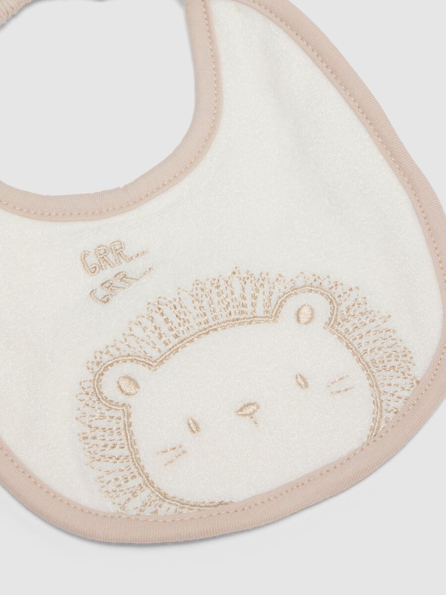 Twin pack of multicolour pure cotton bibs for newborns with embroidery_2