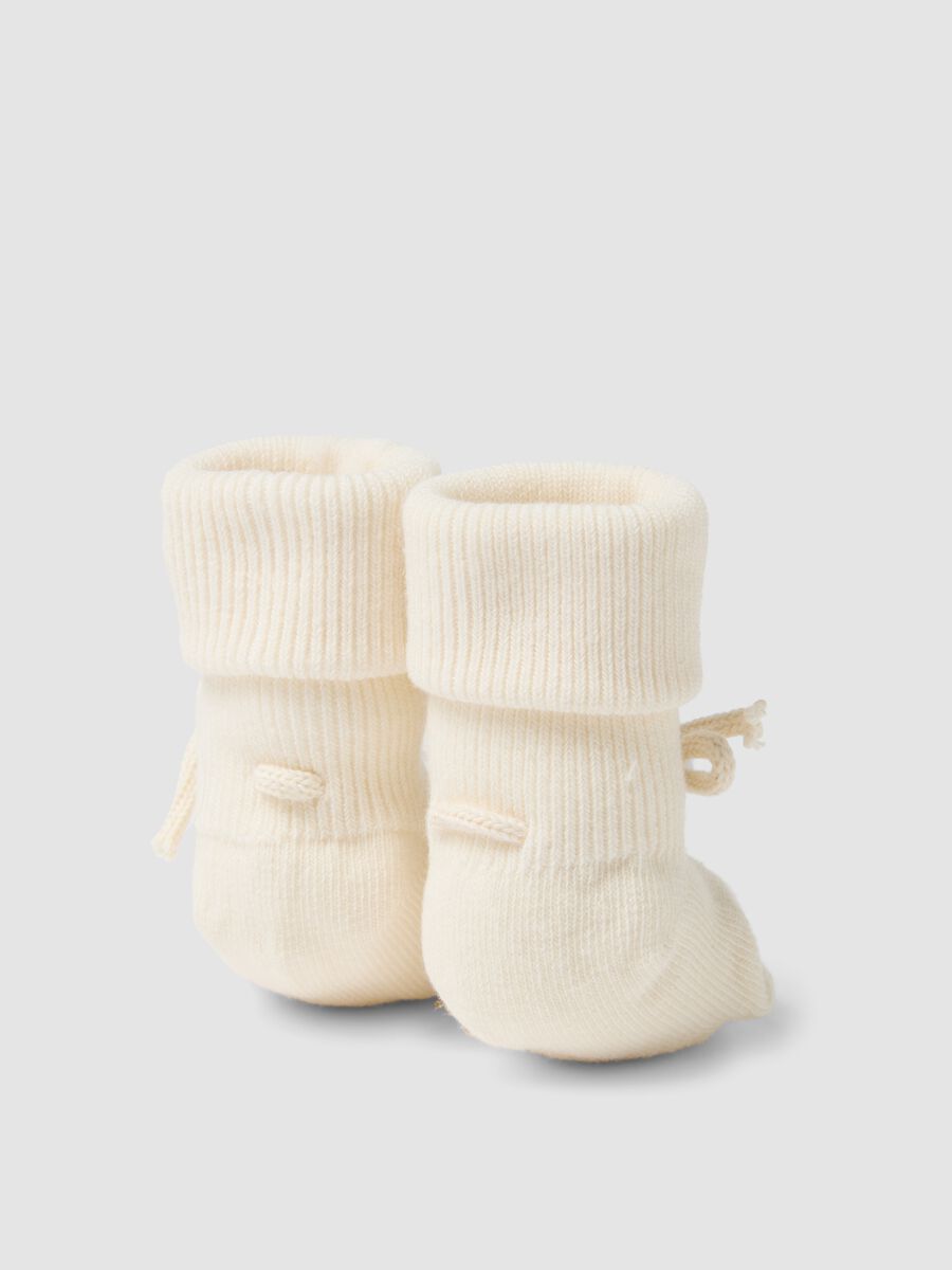 Wei&szlig;e Babysch&uuml;hchen aus Bio-Baumwolle mit Rippstrick_2