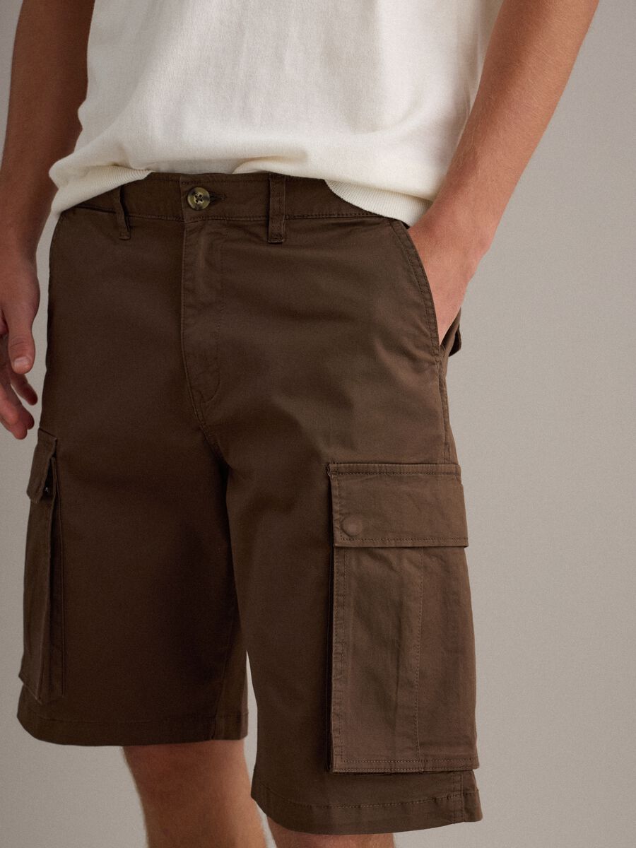Brown stretch cotton cargo shorts, regular fit_3