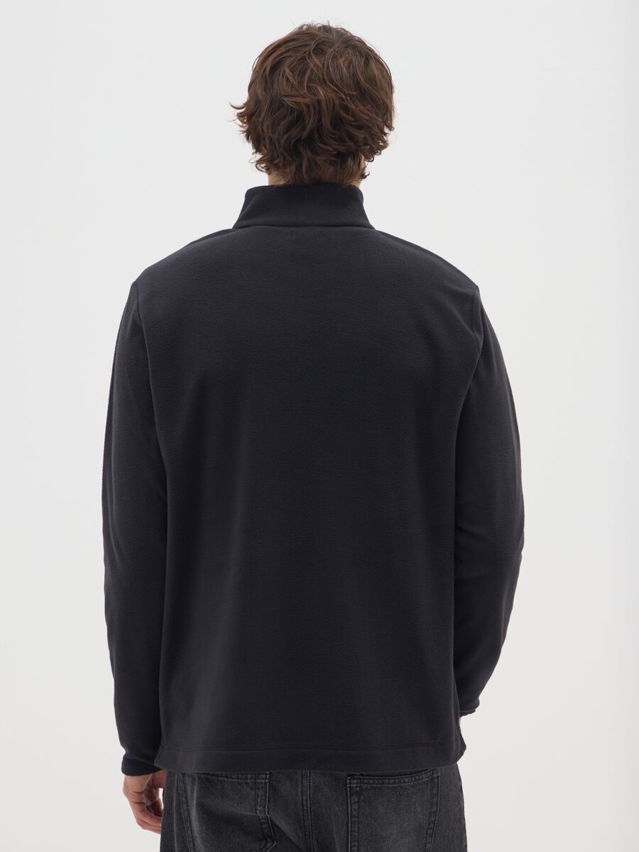 Schwarzes Fleece-Sweatshirt mit halbem Reißverschluss_2