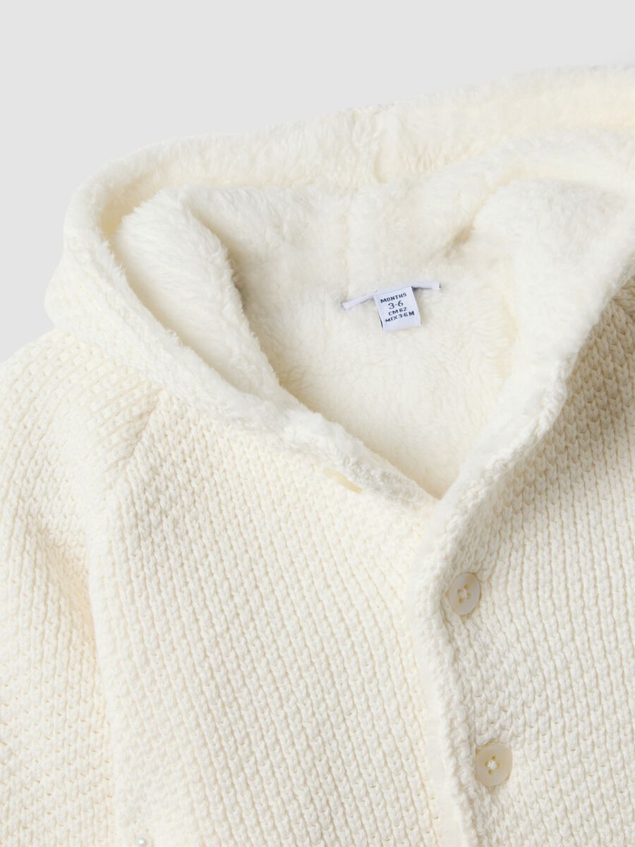 Giacca bianca in puro cotone organico con cappuccio effetto peluche_2
