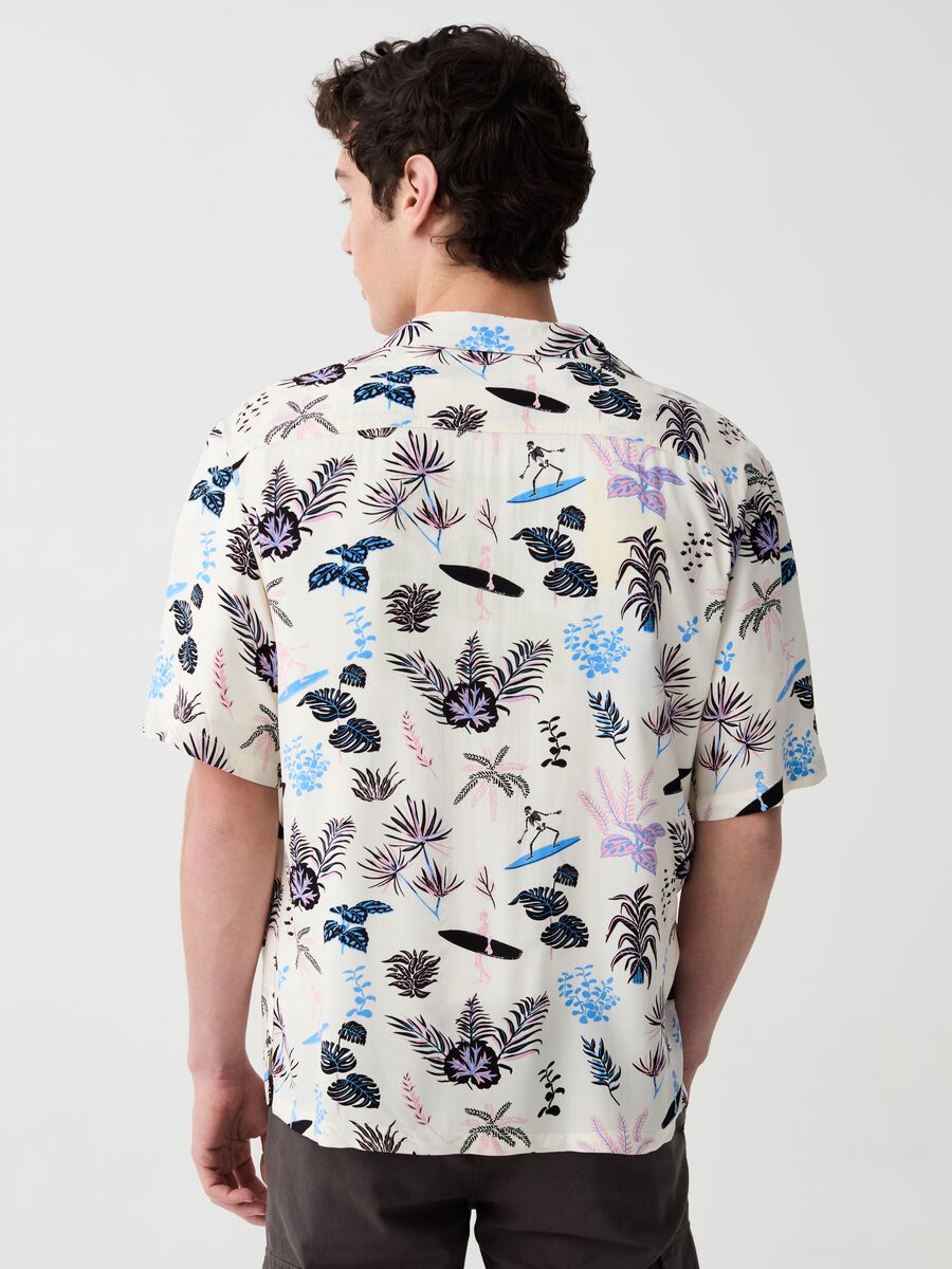 Short-sleeved shirt with foliage print_2