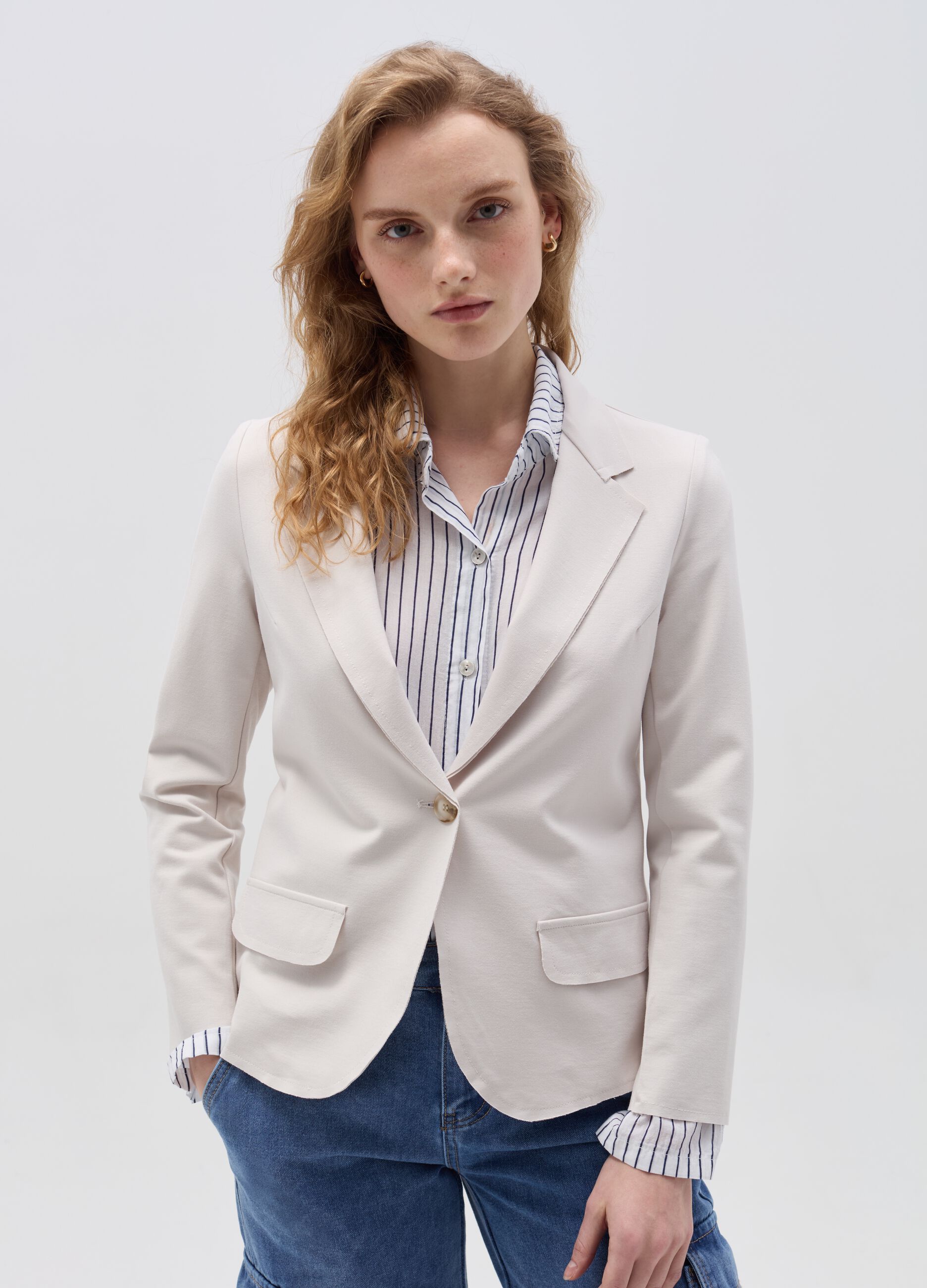 Single-breasted blazer with raw edging