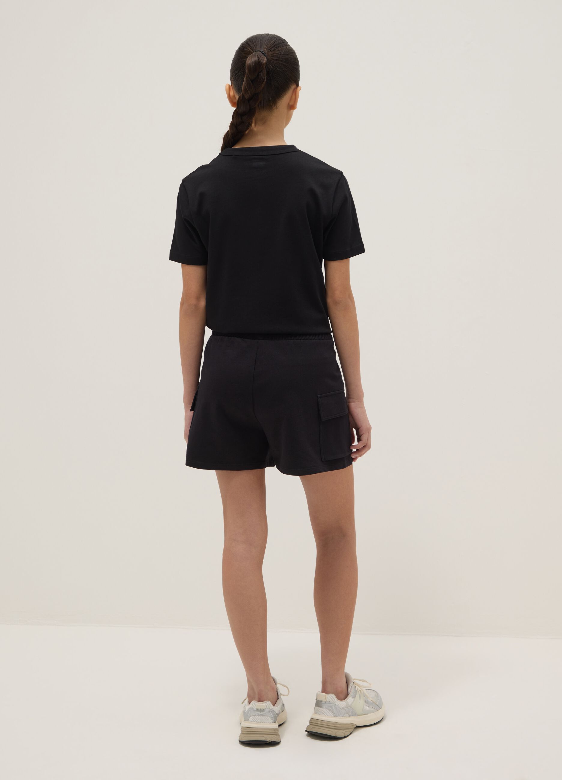 Shorts cargo negros de mezcla de algod&oacute;n para ni&ntilde;as con ajuste relajado