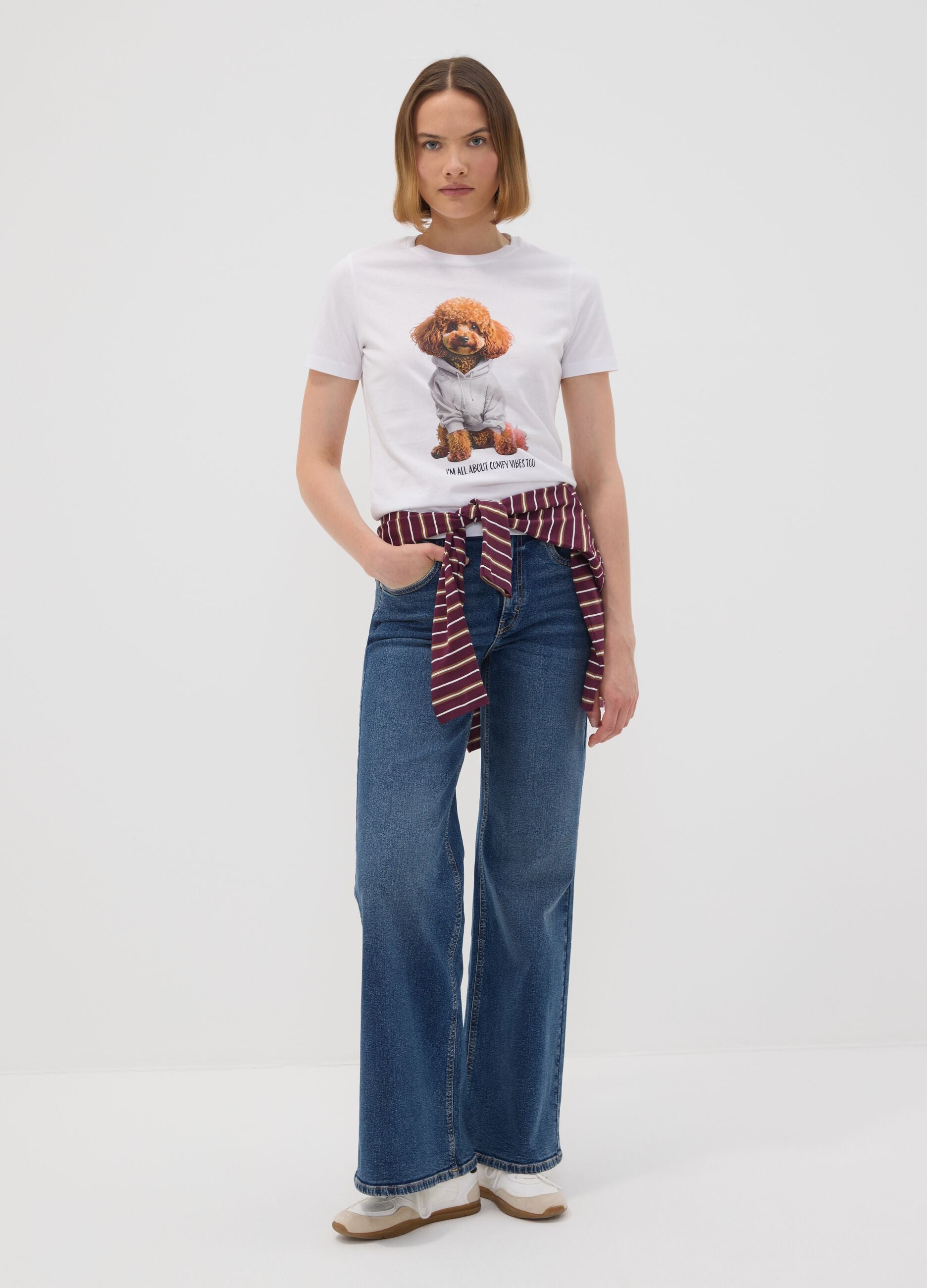 T-shirt branca em jersey de algod&atilde;o puro com estampado de c&atilde;o, corte regular
