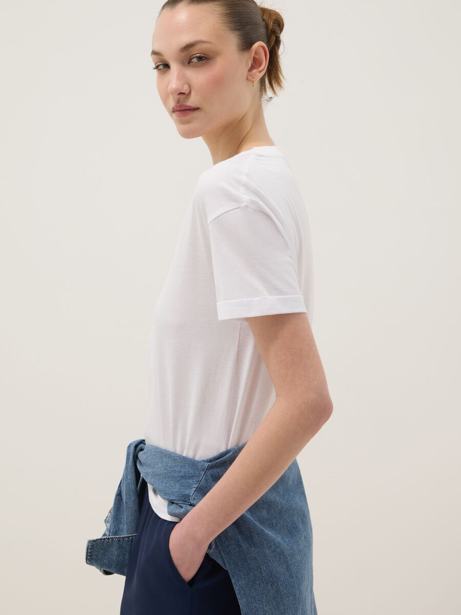 Wei&szlig;es T-Shirt aus reiner Baumwolle im Relaxed Fit mit V-Ausschnitt_0