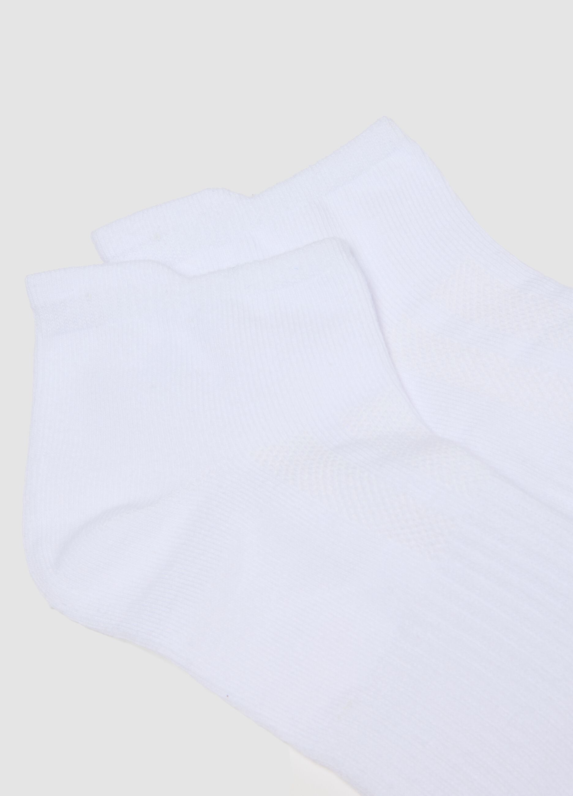 3-pack of white organic cotton-blend ankle sports socks