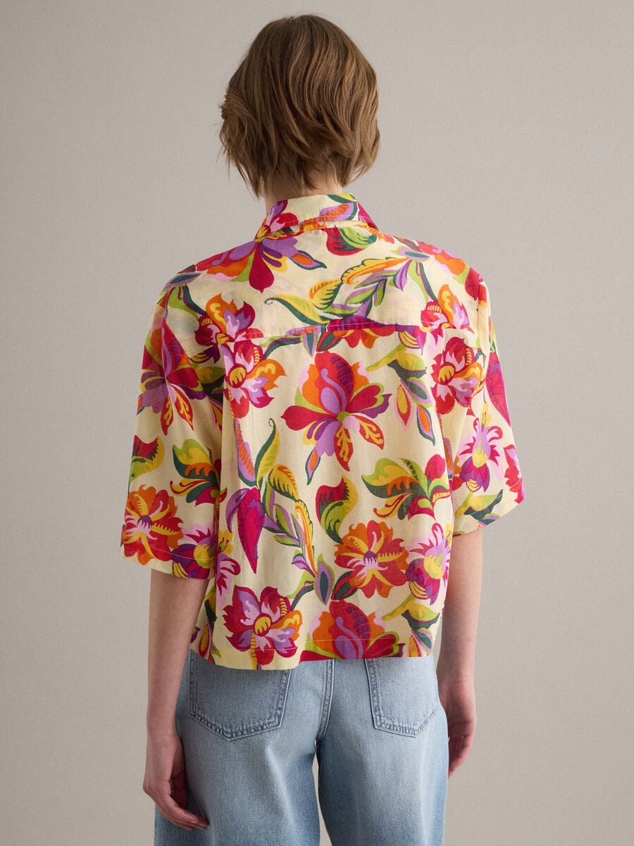 Camisa multicolor de puro algod&oacute;n con estampado llamativo y corte oversize_3
