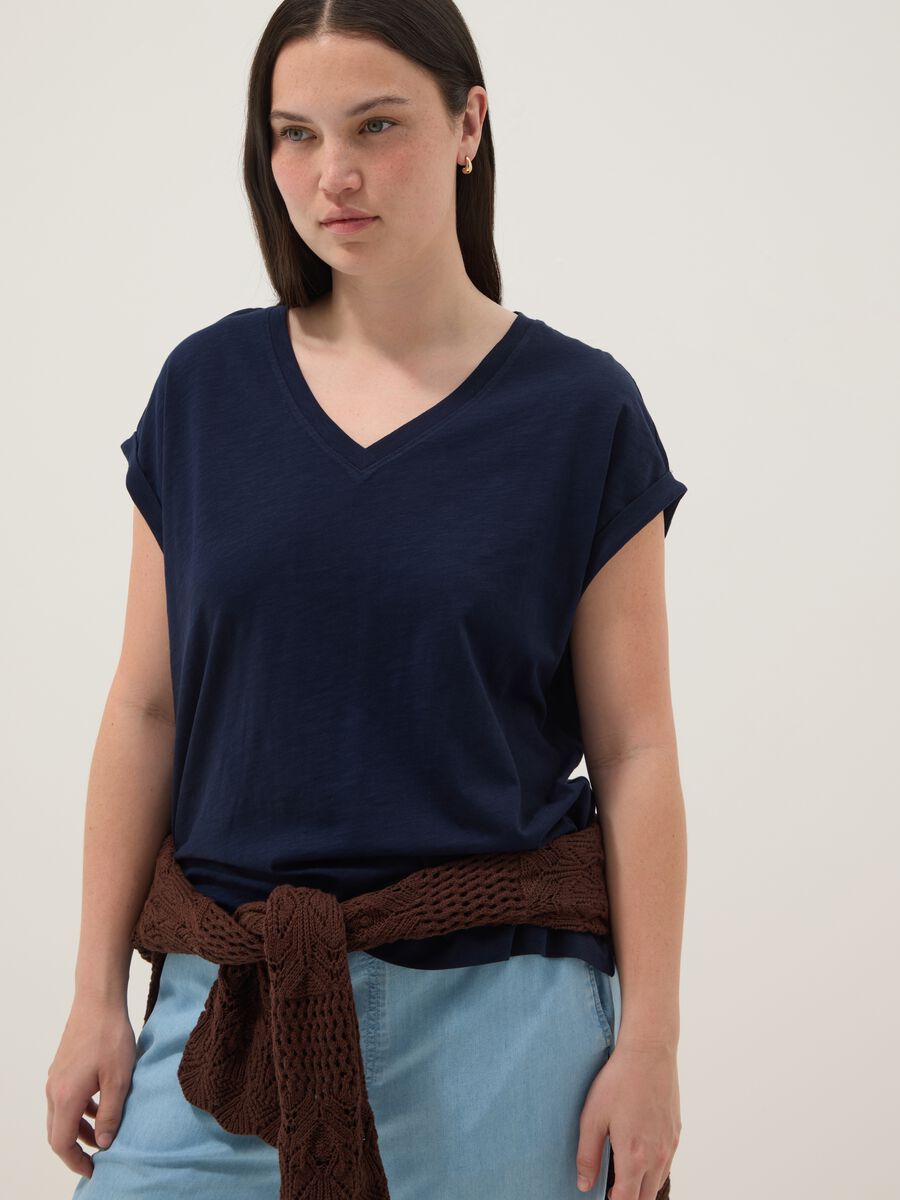 Kurzarm-T-Shirt aus reiner Baumwolle, blau, mit V-Ausschnitt und Regular Fit_0