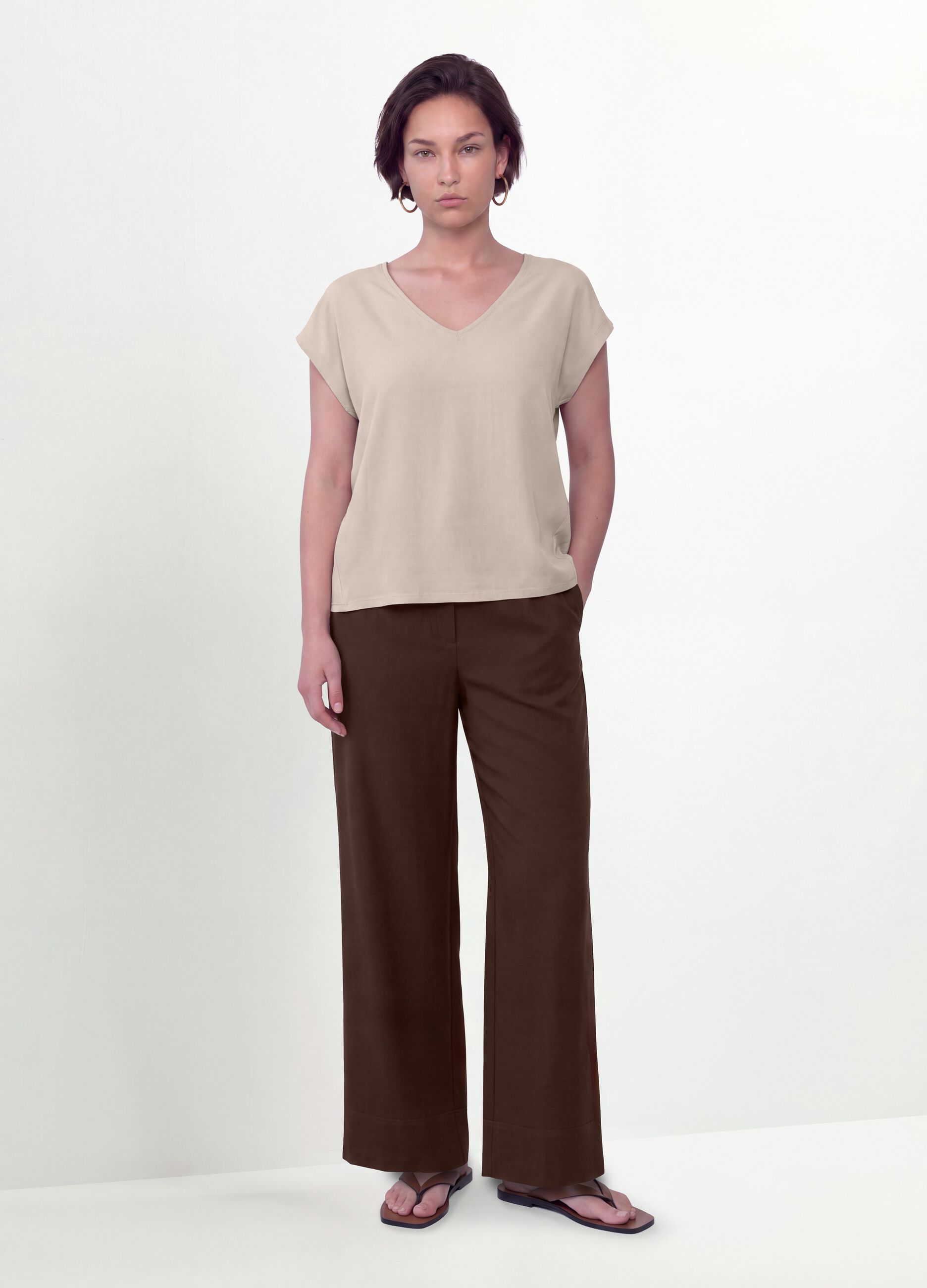 T-shirt beige en pure viscose &agrave; col V, coupe regular