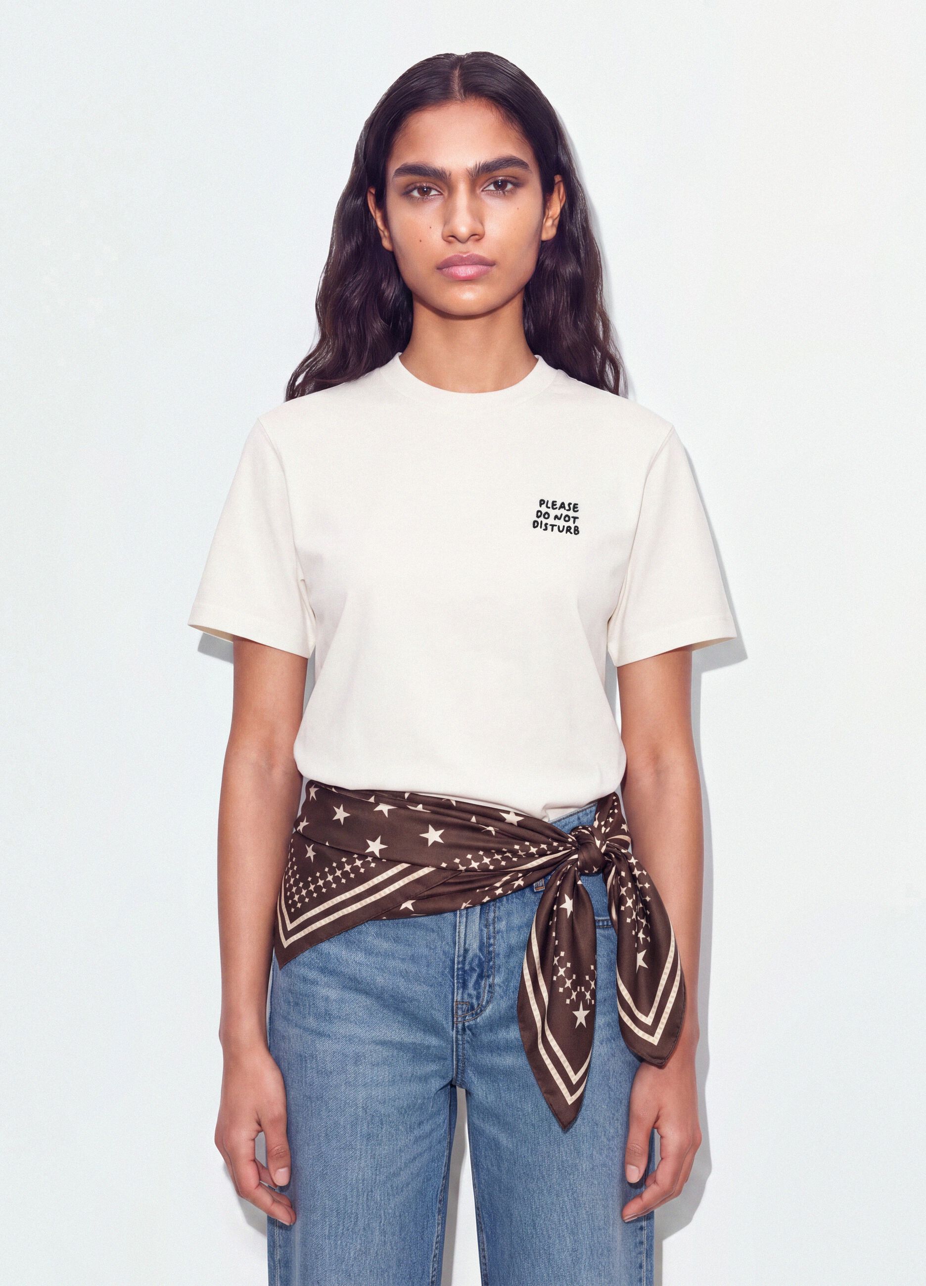 &Lambda;&epsilon;&upsilon;&kappa;ό T-shirt relaxed fit &alpha;&pi;ό 100% &beta;&alpha;&mu;&beta;ά&kappa;&iota; &mu;&epsilon; &sigma;&tau;ά&mu;&pi;&alpha; &sigma;&tau;&omicron; &sigma;&tau;ή&theta;&omicron;&sigmaf;