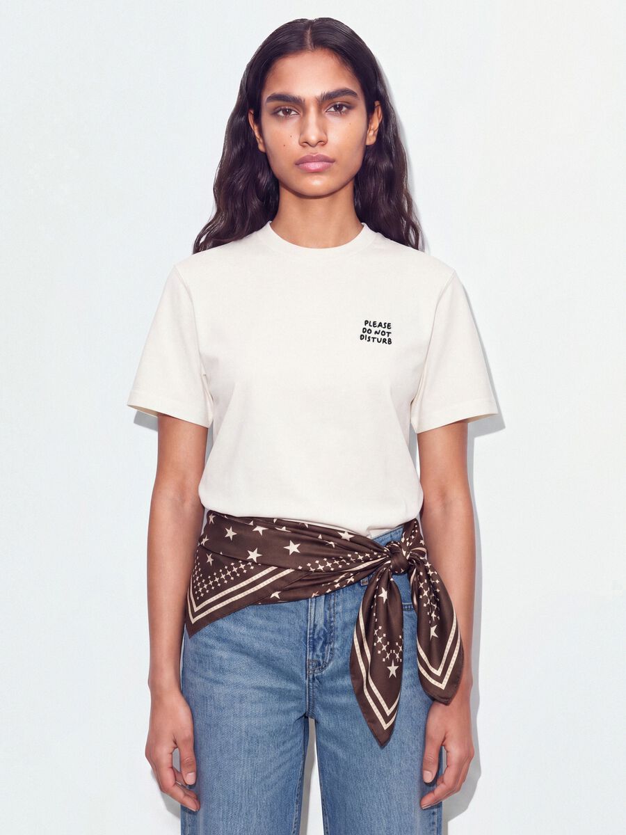 &Lambda;&epsilon;&upsilon;&kappa;ό T-shirt relaxed fit &alpha;&pi;ό 100% &beta;&alpha;&mu;&beta;ά&kappa;&iota; &mu;&epsilon; &sigma;&tau;ά&mu;&pi;&alpha; &sigma;&tau;&omicron; &sigma;&tau;ή&theta;&omicron;&sigmaf;_0