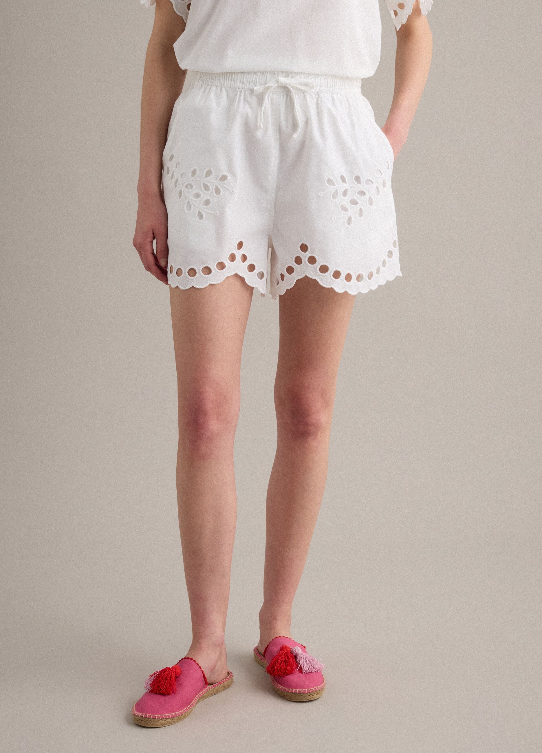 Shorts blancos de algod&oacute;n puro con cintura el&aacute;stica
