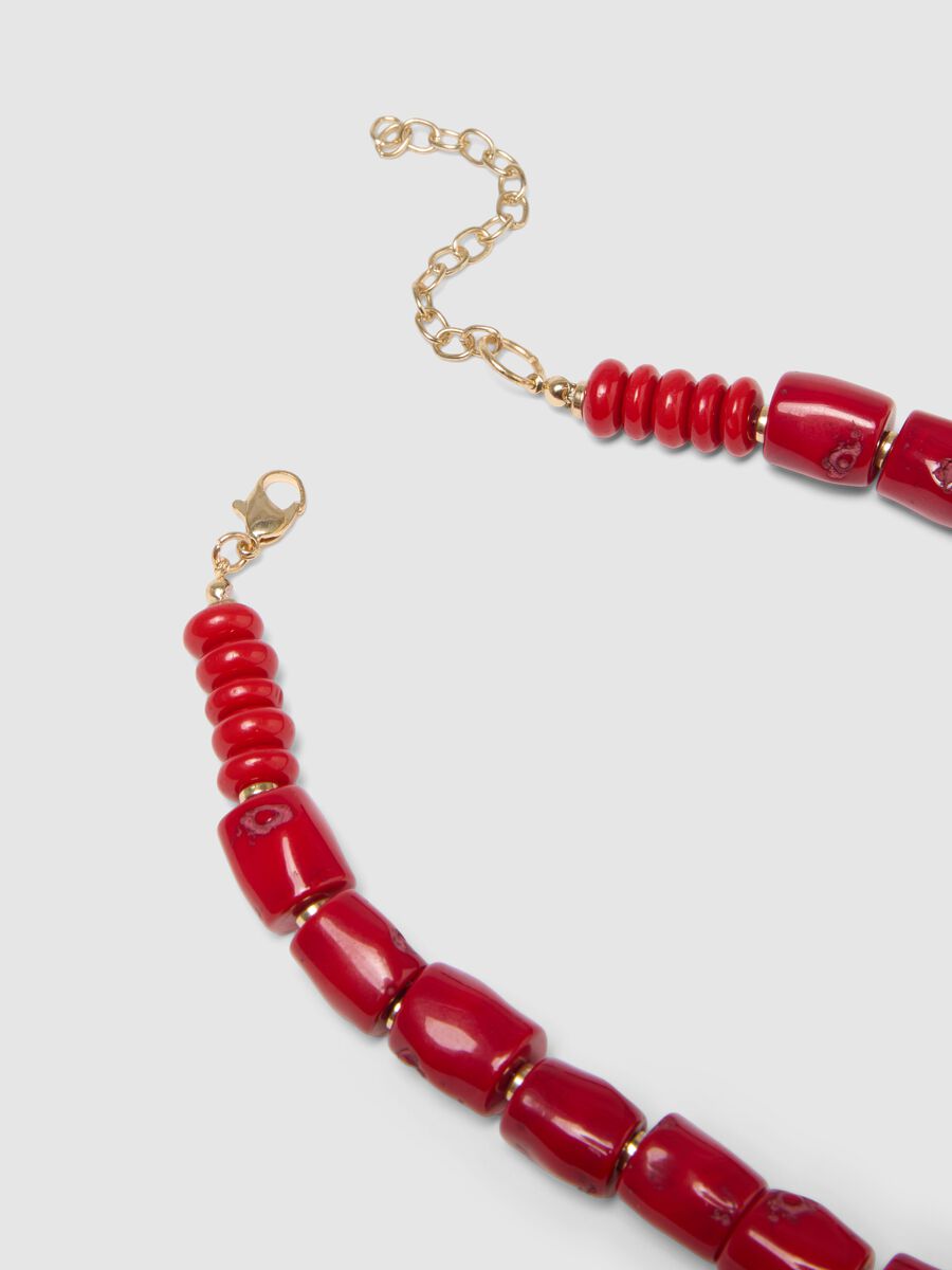 Red resin necklace with coral-shaped charms_3