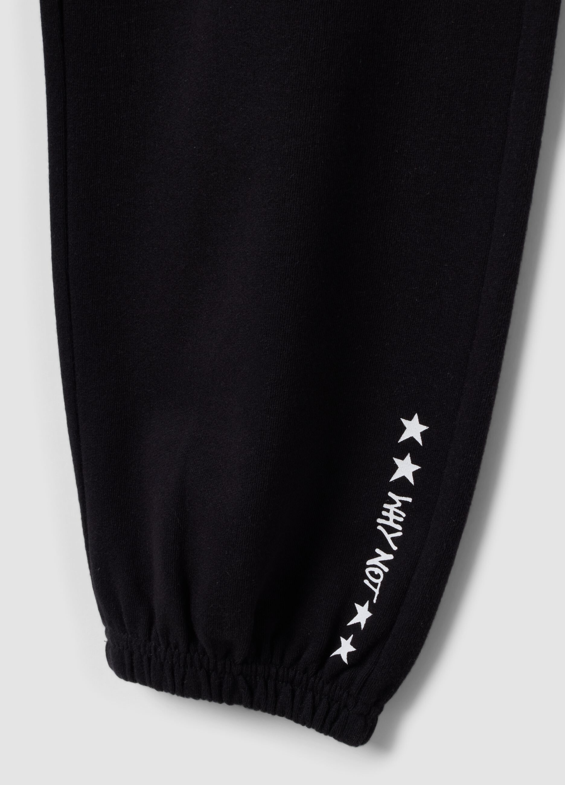 Cal&ccedil;as jogger pretas em mistura de algod&atilde;o org&acirc;nico com estampado para rapariga