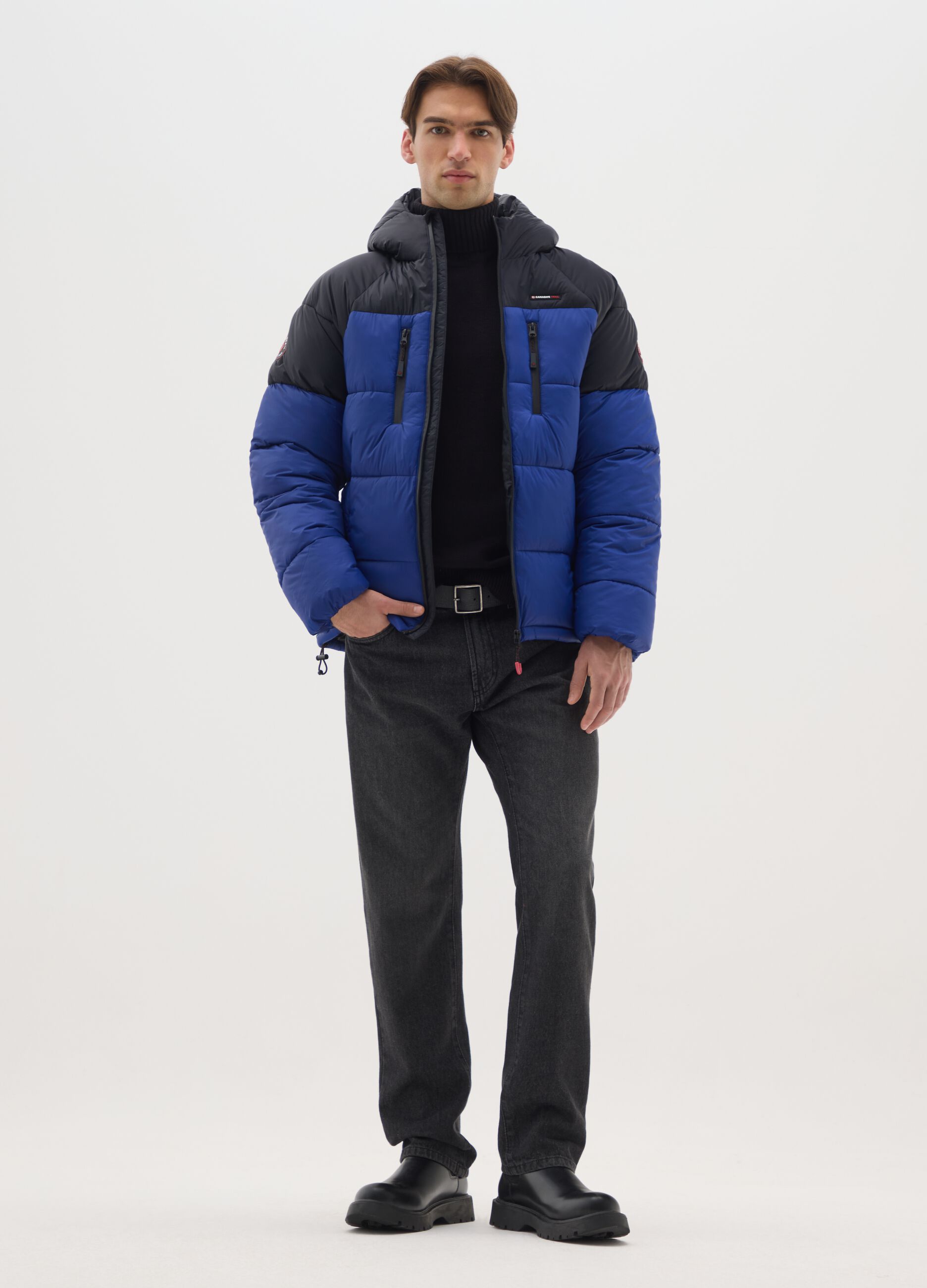 Blaue gesteppte Jacke mit Kapuze und Rei&szlig;verschluss