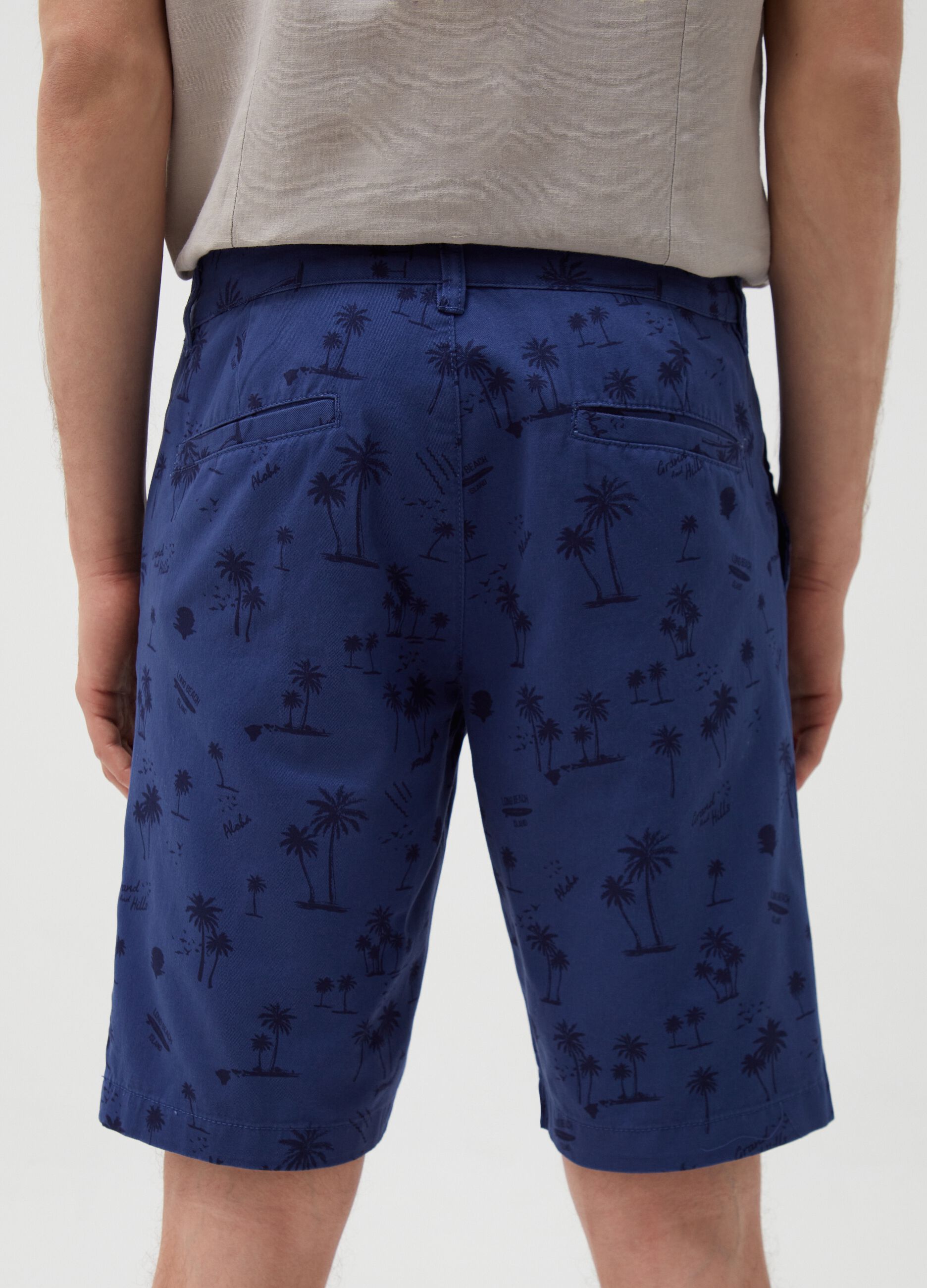 Chino Bermuda shorts in cotton with all-over print