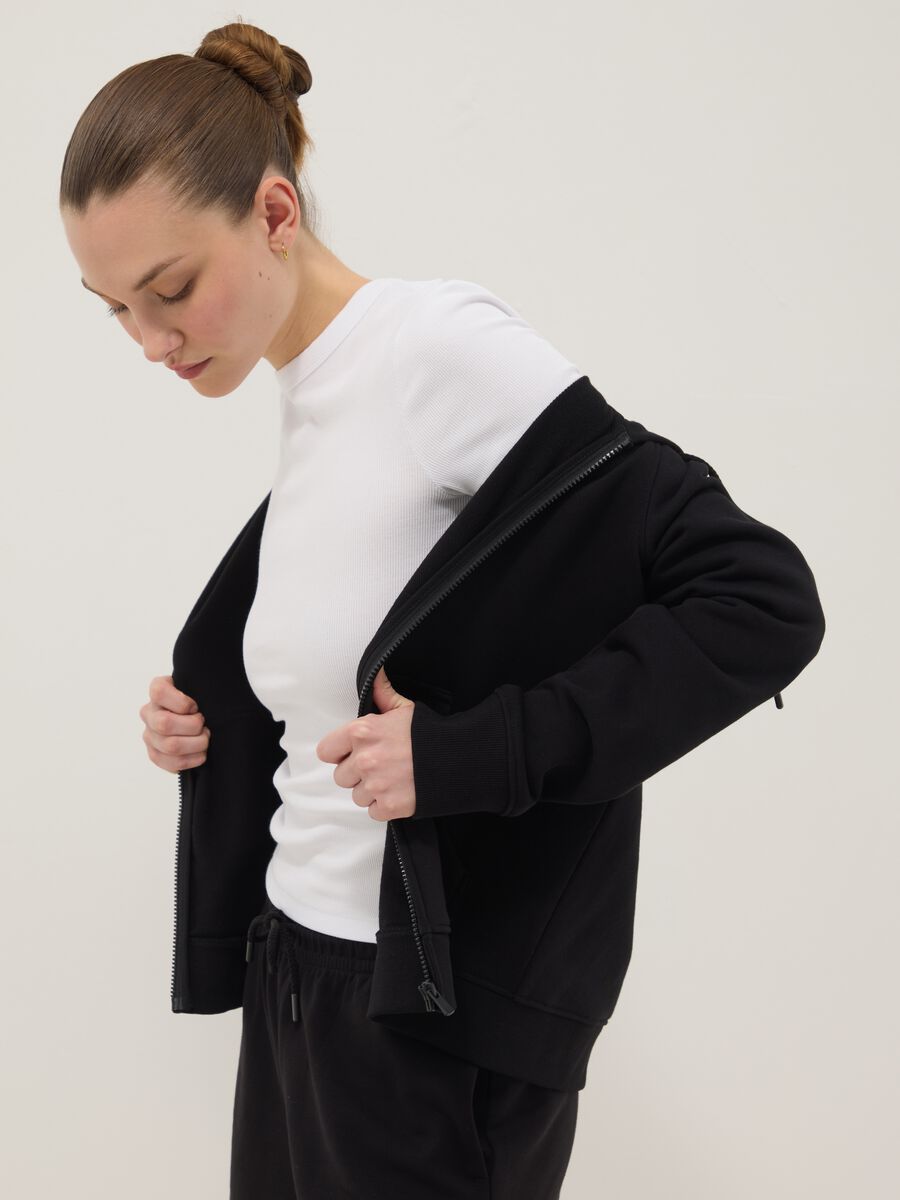 Wei&szlig;es, figurbetontes T-Shirt aus Stretch-Baumwolle mit kurzen &Auml;rmeln_1