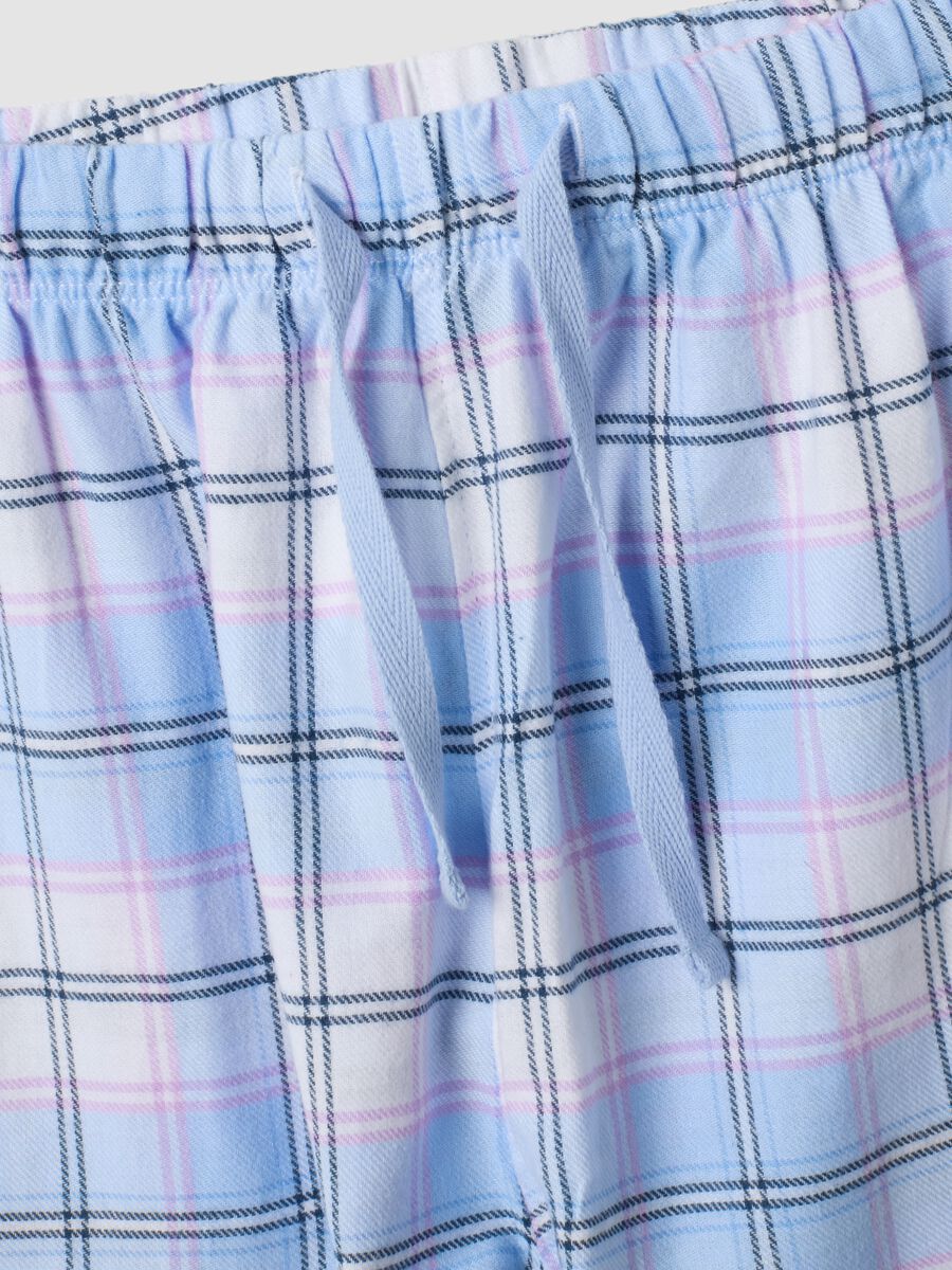 Wei&szlig;er Rundhals-Pyjama aus reiner Bio-Baumwolle mit Karomuster_2