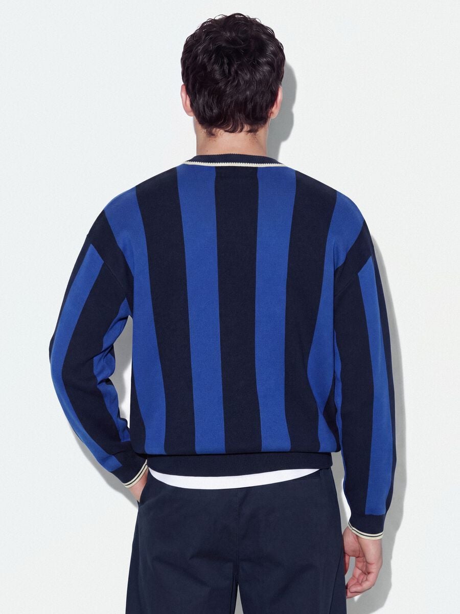 Camisola azul e preta em algod&atilde;o puro com gola polo e corte oversize_2