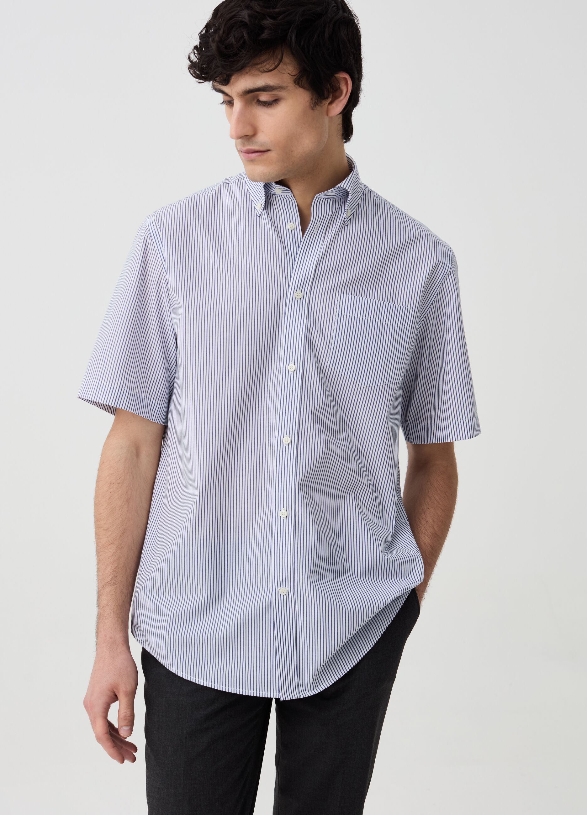 Short-sleeved shirt with thin stripes pattern