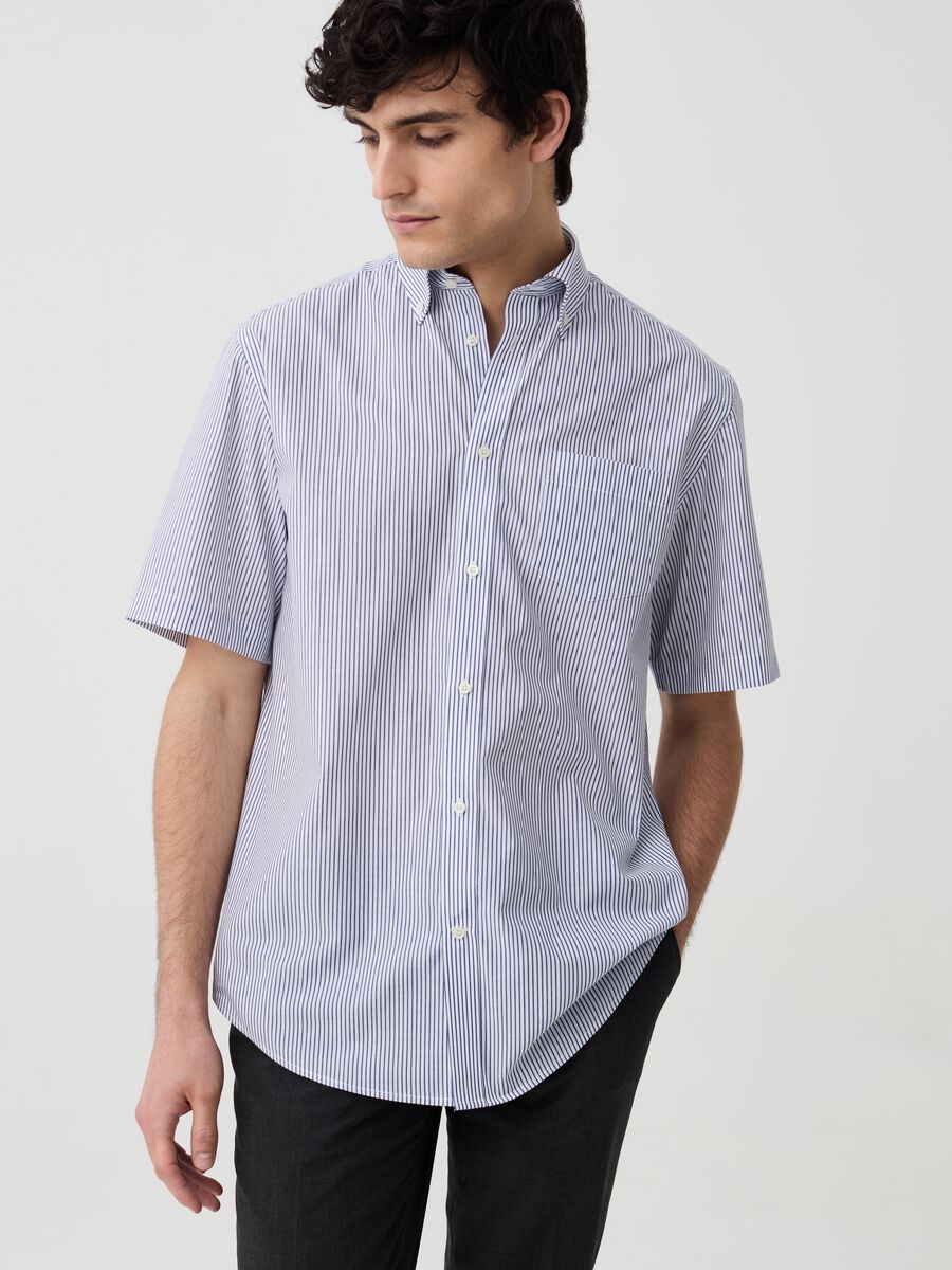 Short-sleeved shirt with thin stripes pattern_0