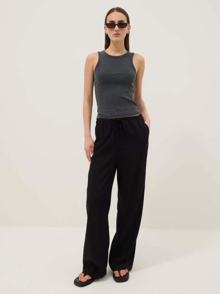 Graues, geripptes Tanktop aus elastischer Baumwolle in figurbetonter Passform_2