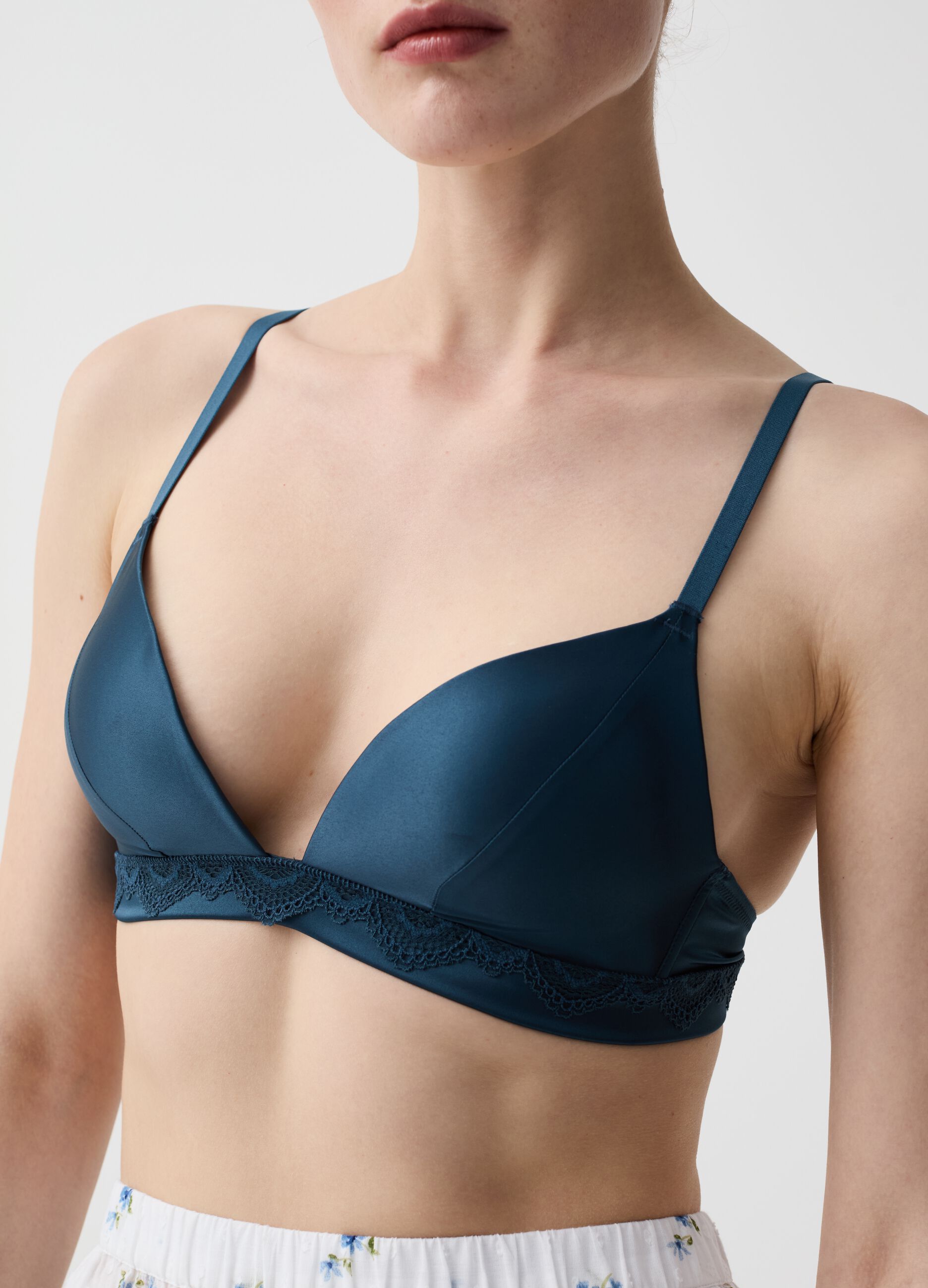 The Triangle bra in satin with lace