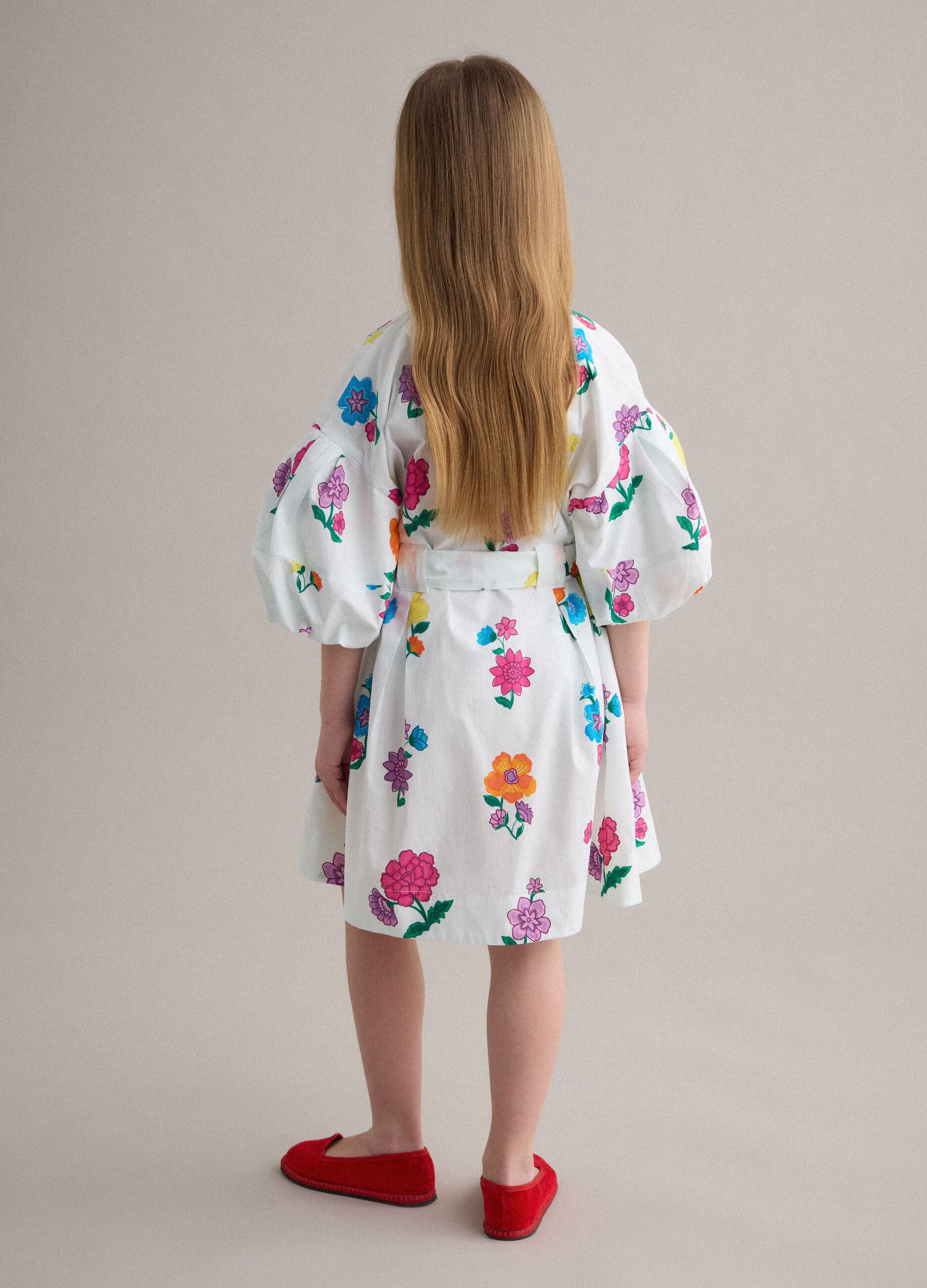 Vestido blanco de ni&ntilde;a de algod&oacute;n puro con estampado floral, corte regular