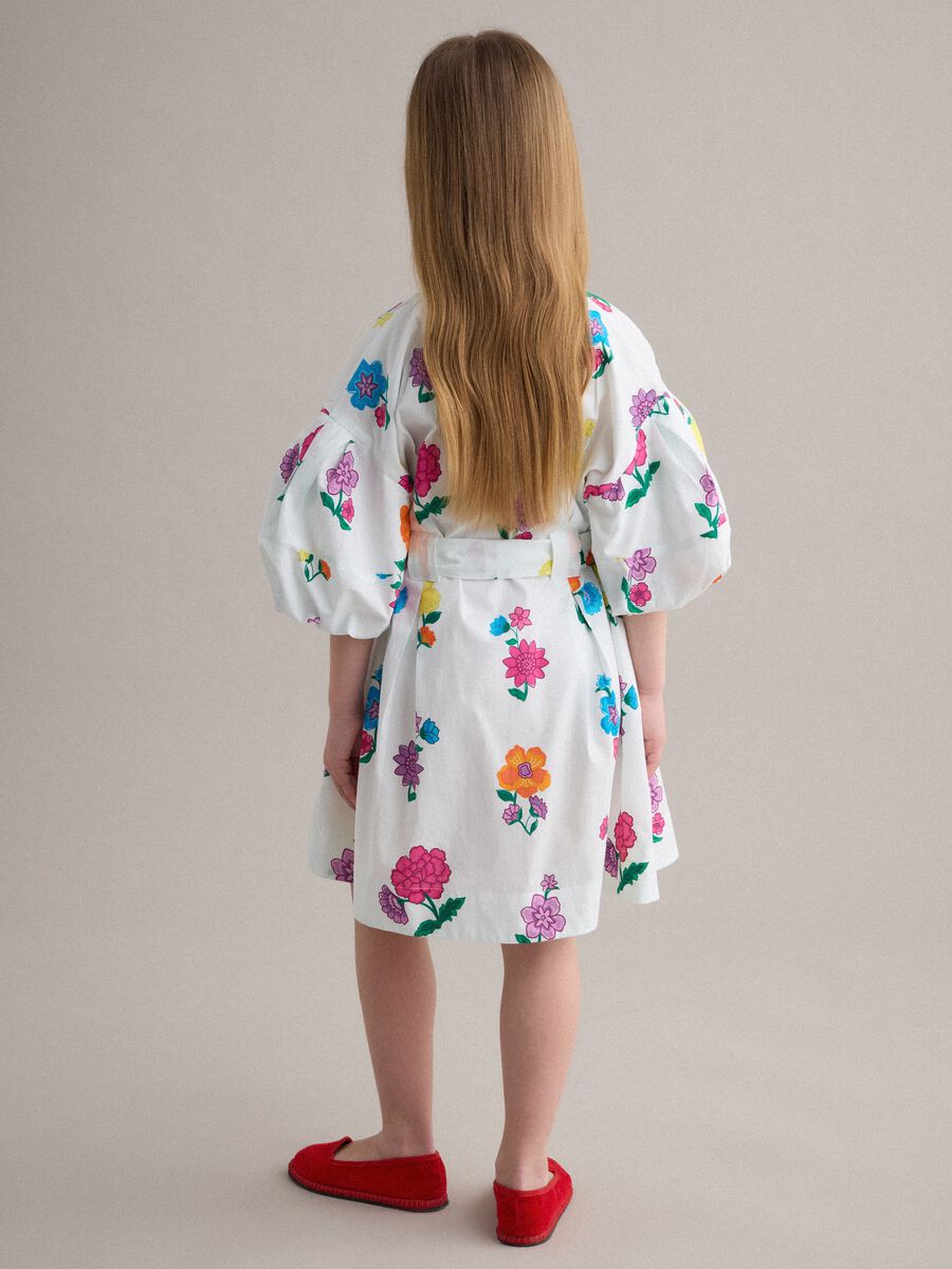 Vestido branco de menina em algod&atilde;o puro com padr&atilde;o floral, corte regular_2