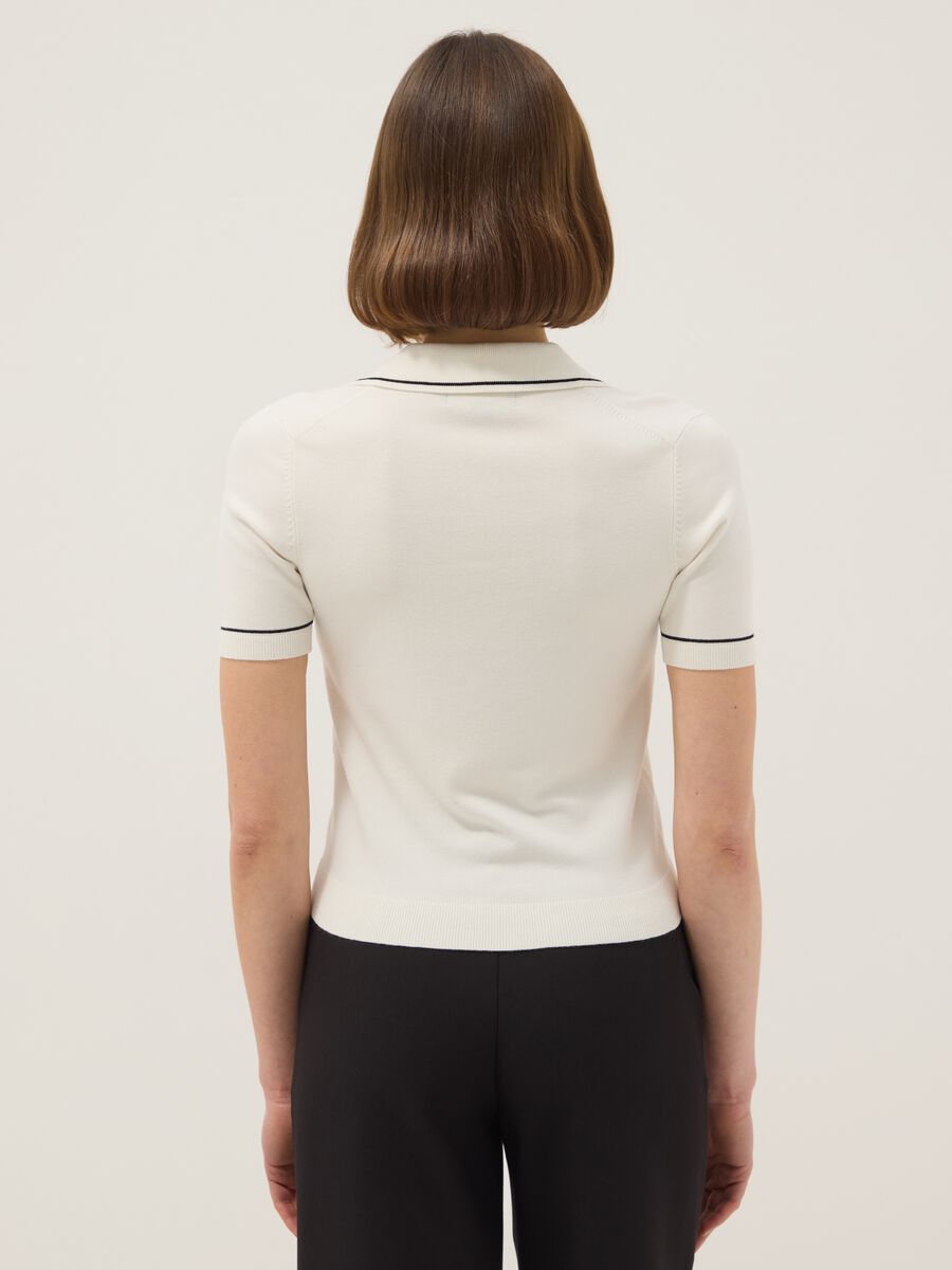 &Lambda;&epsilon;&upsilon;&kappa;ό polo slim fit &alpha;&pi;ό &mu;&epsilon;ί&gamma;&mu;&alpha; &beta;&iota;&sigma;&kappa;ό&zeta;&eta;&sigmaf; &mu;&epsilon; &alpha;&nu;&tau;ί&theta;&epsilon;&sigma;&eta; &rho;&alpha;&phi;ώ&nu;_2