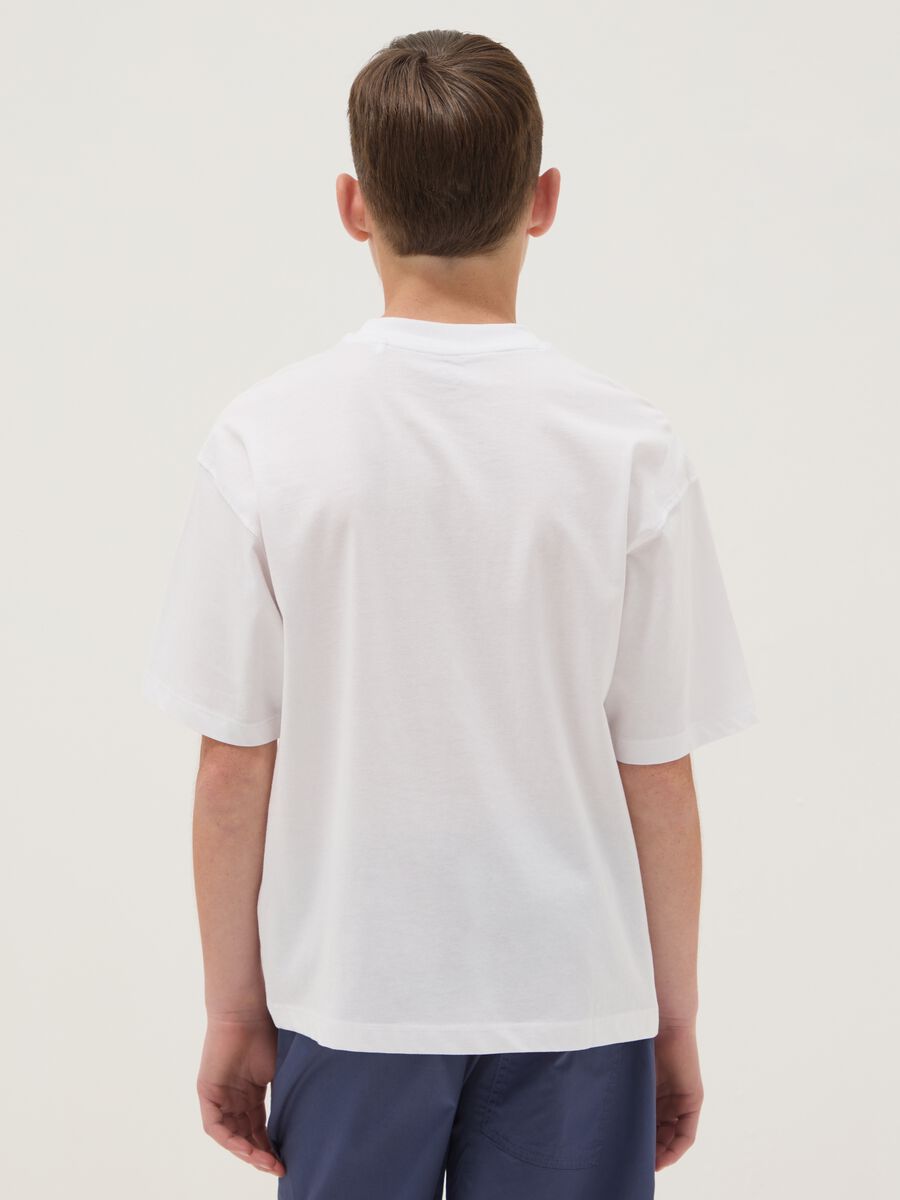T-shirt branca de algod&atilde;o puro para rapaz, corte oversize, com estampado_1