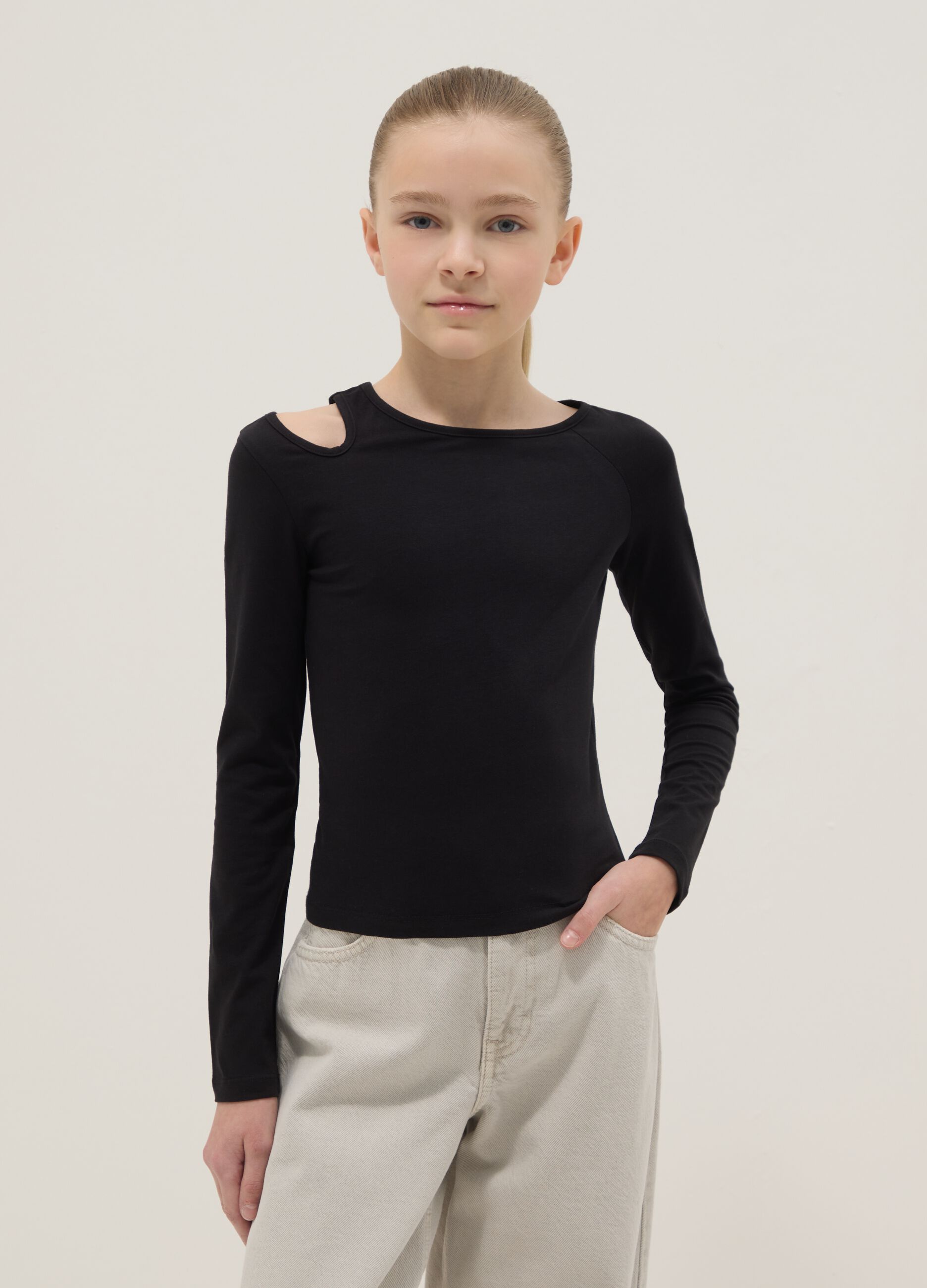 Schwarzes M&auml;dchen-Oberteil aus Baumwollmischung, Slim Fit, mit U-Boot-Ausschnitt