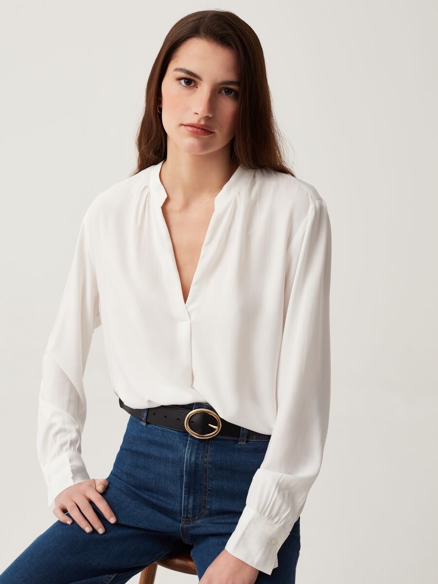 Sustainable viscose blouse with V neck_0