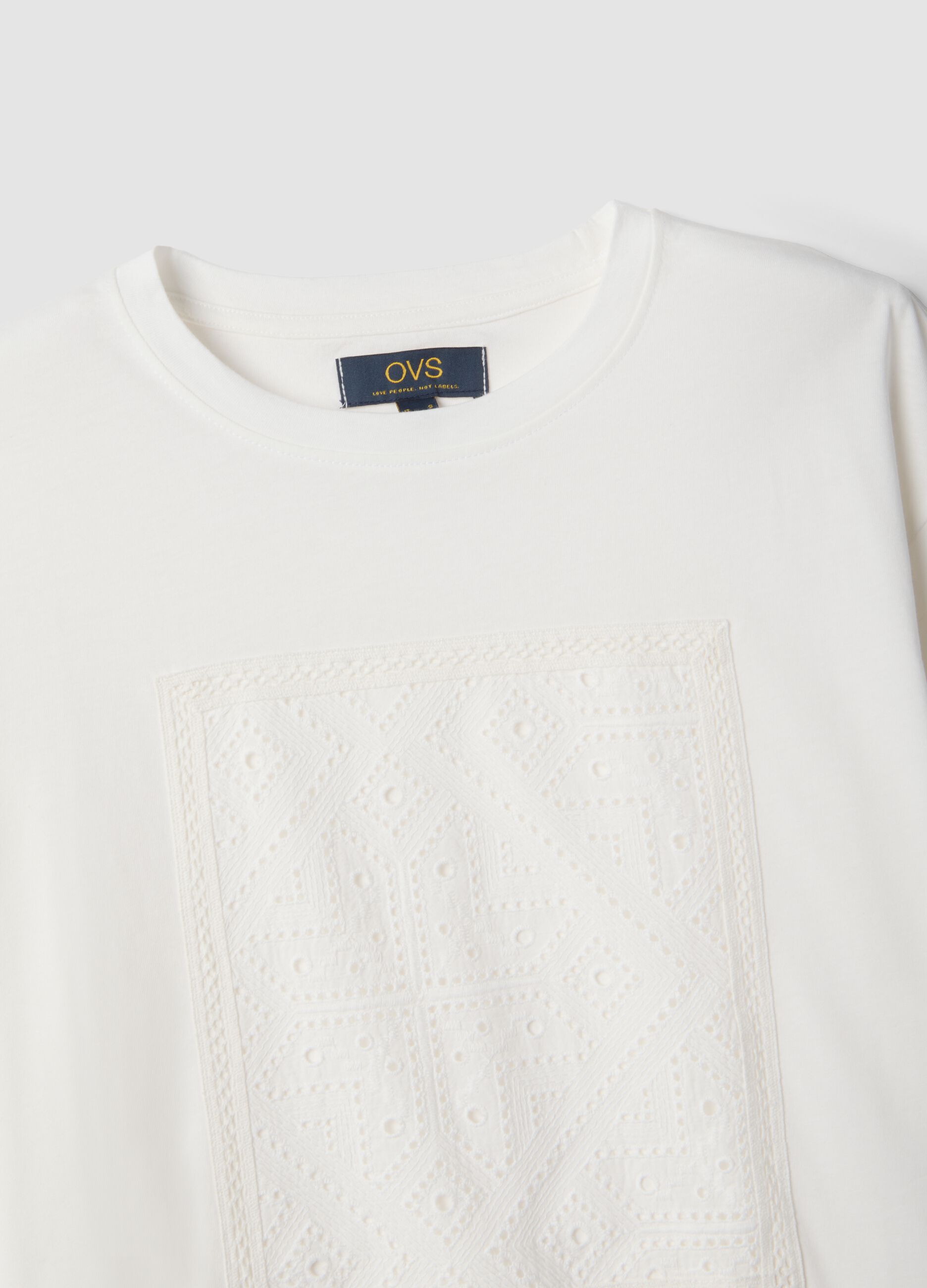 &Lambda;&epsilon;&upsilon;&kappa;ό T-shirt regular fit &alpha;&pi;ό 100% &beta;&alpha;&mu;&beta;ά&kappa;&iota; &mu;&epsilon; &delta;&iota;ά&tau;&rho;&eta;&tau;&eta; &lambda;&epsilon;&pi;&tau;&omicron;&mu;έ&rho;&epsilon;&iota;&alpha;