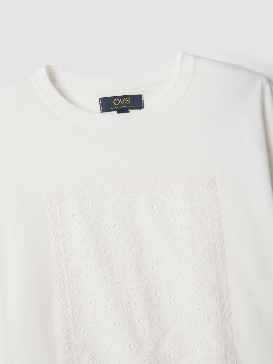 &Lambda;&epsilon;&upsilon;&kappa;ό T-shirt regular fit &alpha;&pi;ό 100% &beta;&alpha;&mu;&beta;ά&kappa;&iota; &mu;&epsilon; &delta;&iota;ά&tau;&rho;&eta;&tau;&eta; &lambda;&epsilon;&pi;&tau;&omicron;&mu;έ&rho;&epsilon;&iota;&alpha;_5