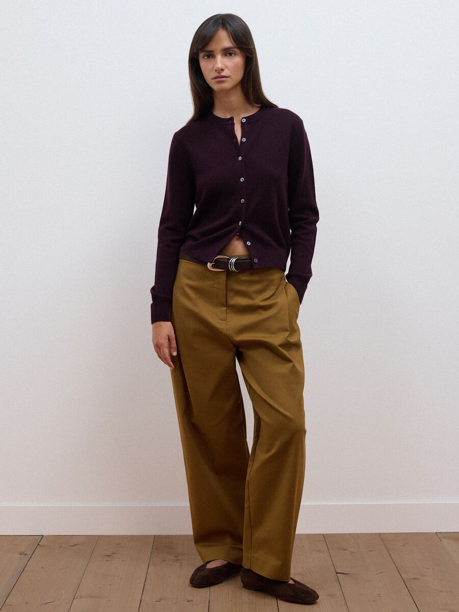 Cardigan viola in pura lana con girocollo e bottoni regular fit_1