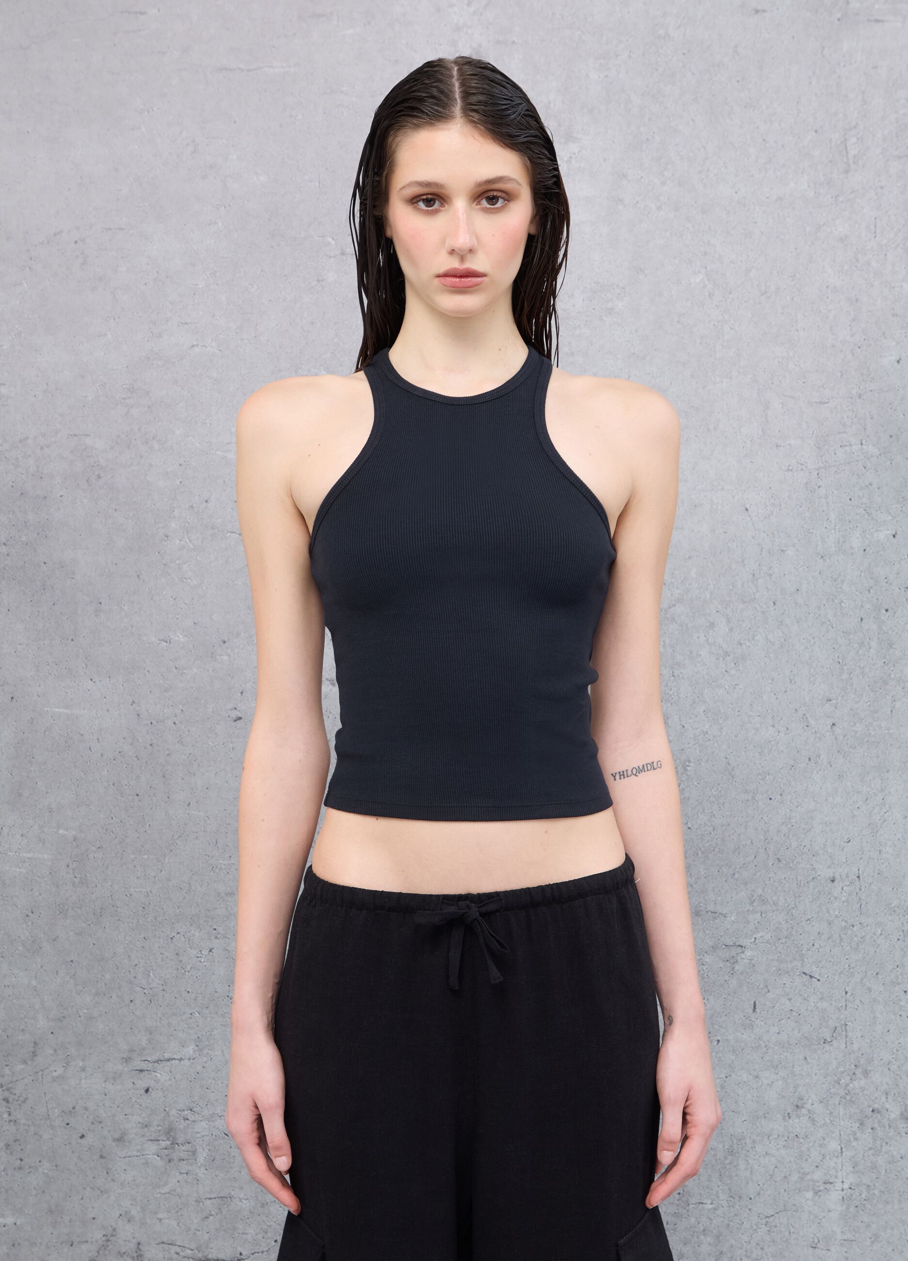 Schwarzes Tanktop mit Rundhalsausschnitt