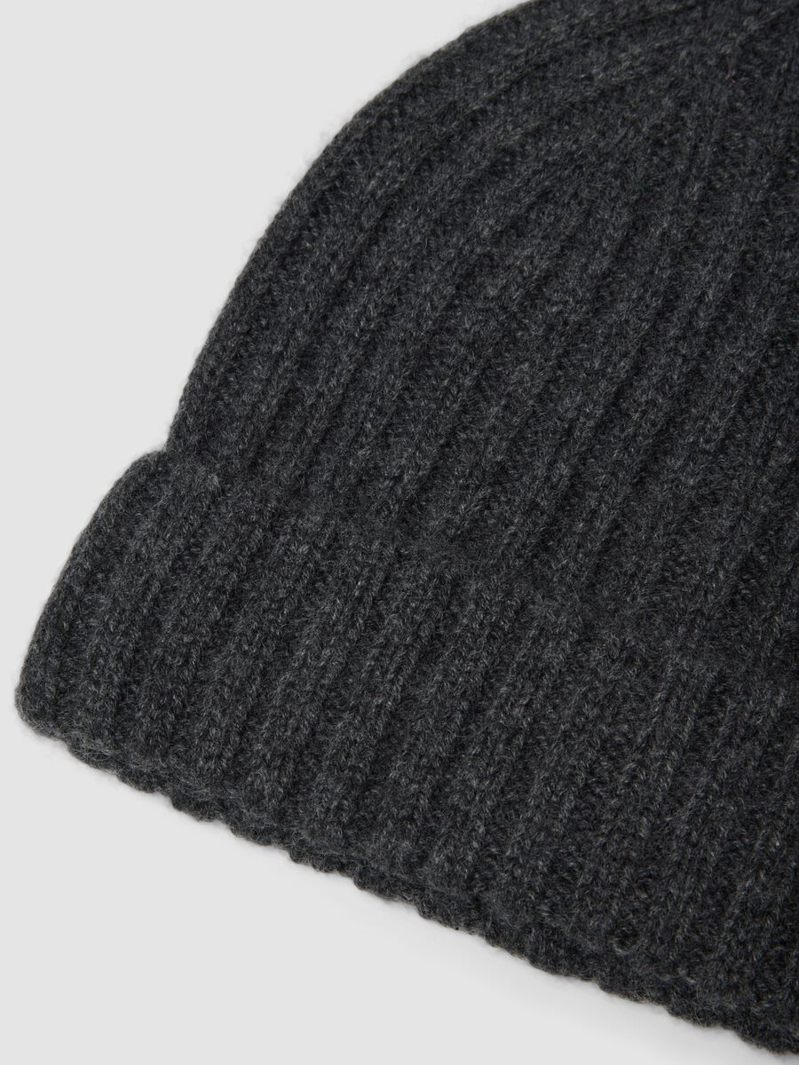 Berretto grigio melange in puro cashmere a coste_1