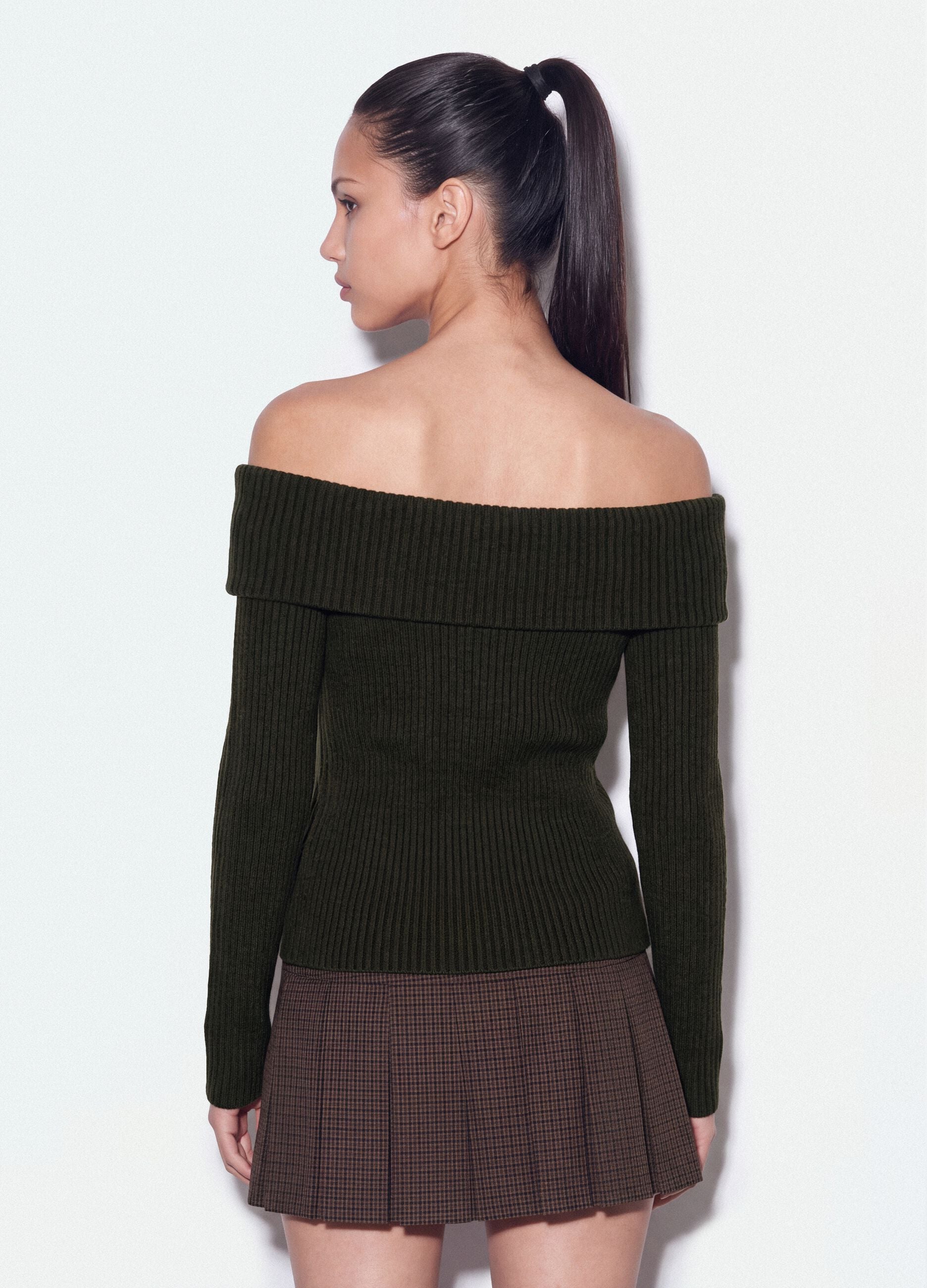 Maglia verde in lana elasticizzata con scollo a barchetta fitted