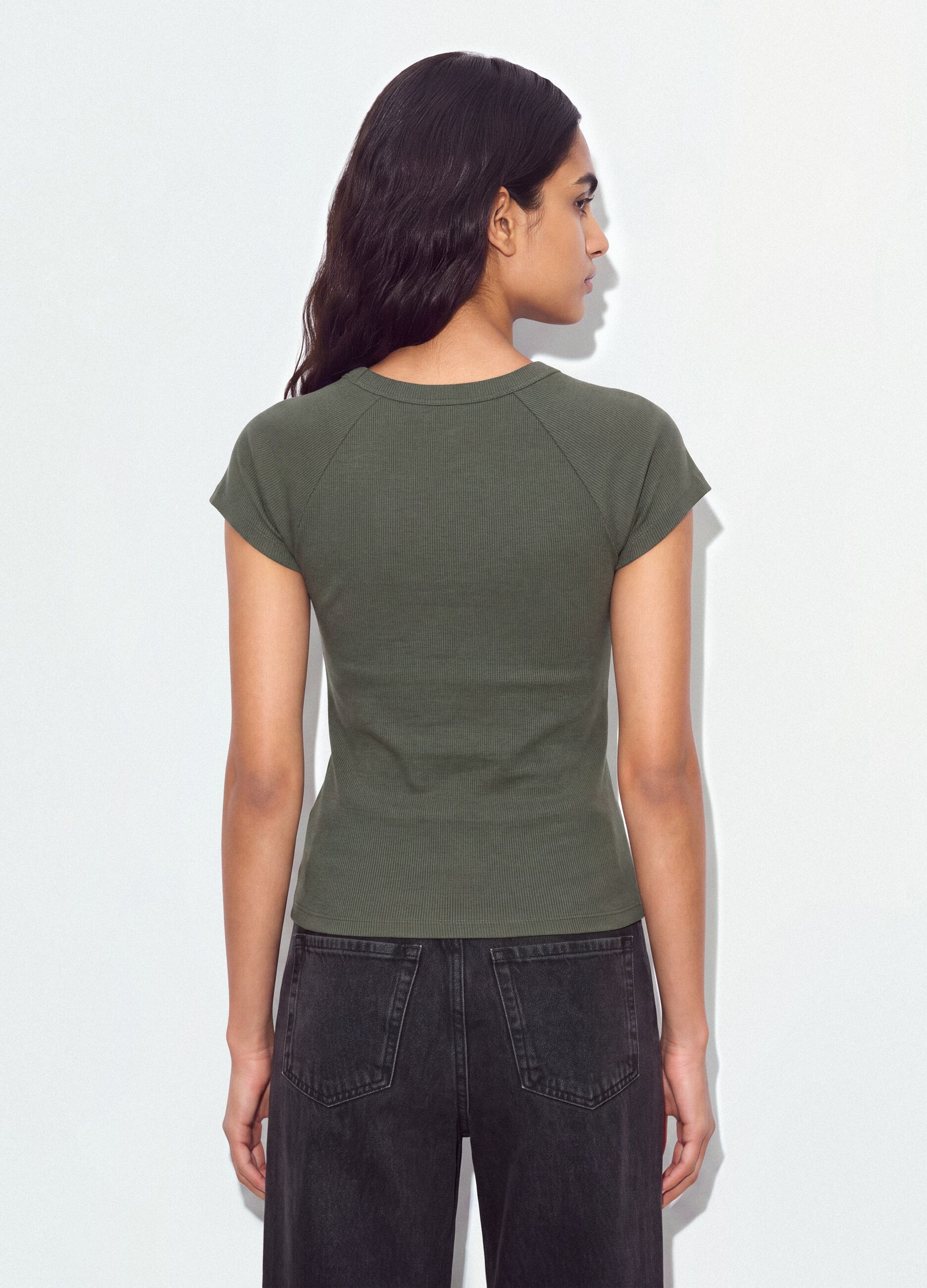 Gr&uuml;nes, figurbetontes T-Shirt aus geripptem Stretch-Baumwollstoff mit Nieten