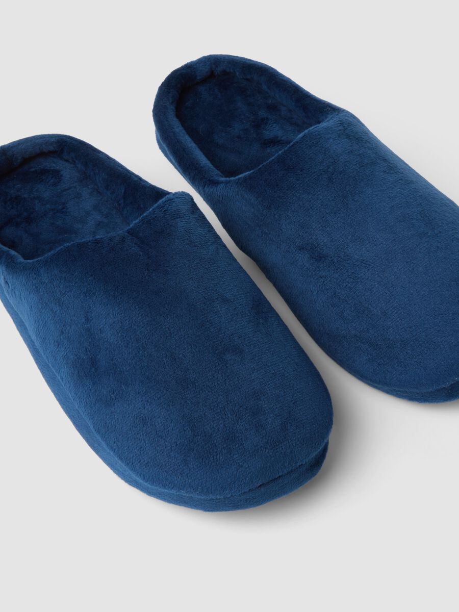 Blue closed-toe slippers with a soft-touch finish_1