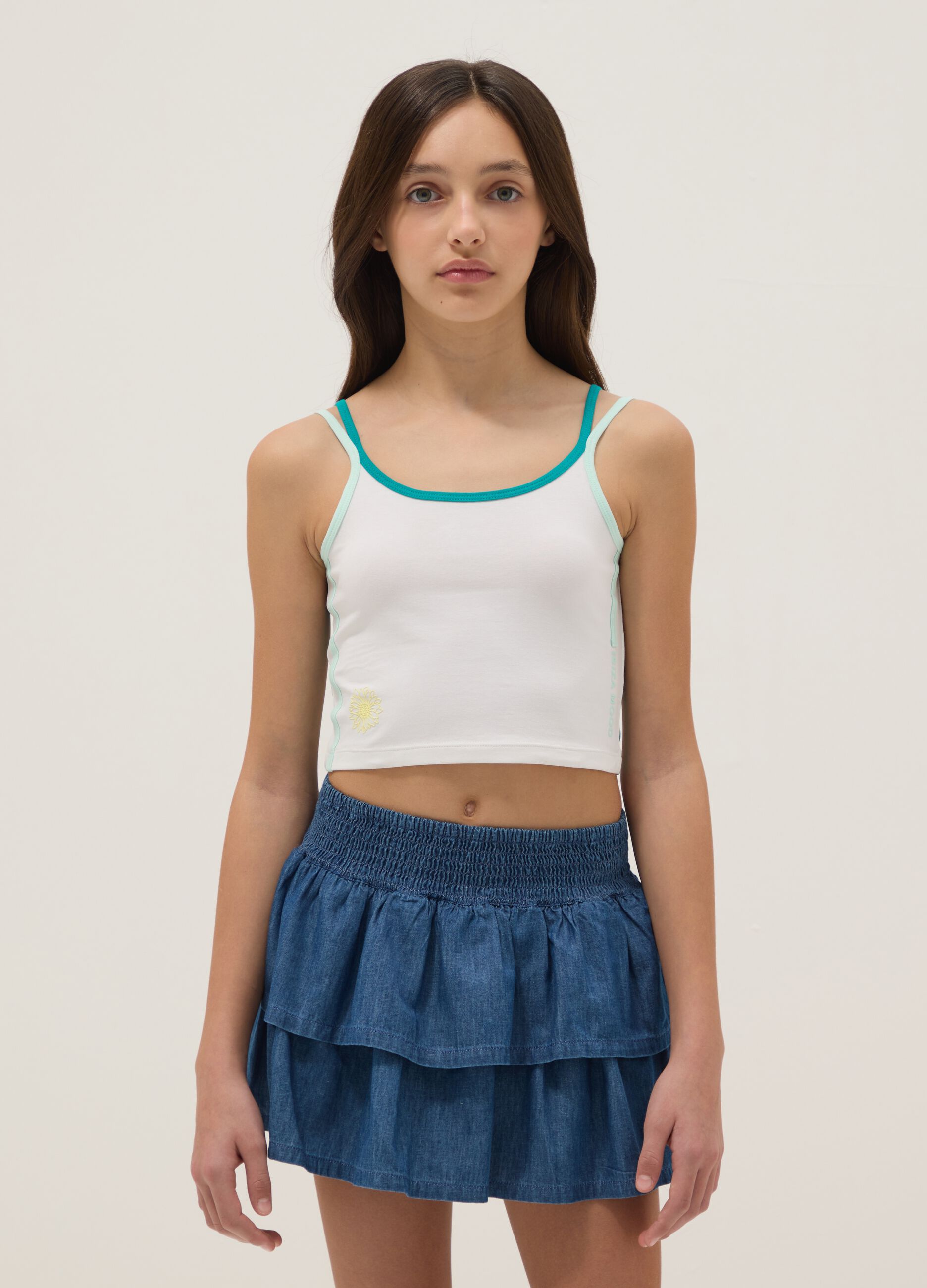 Girls' fitted white stretch cotton tank top with flower