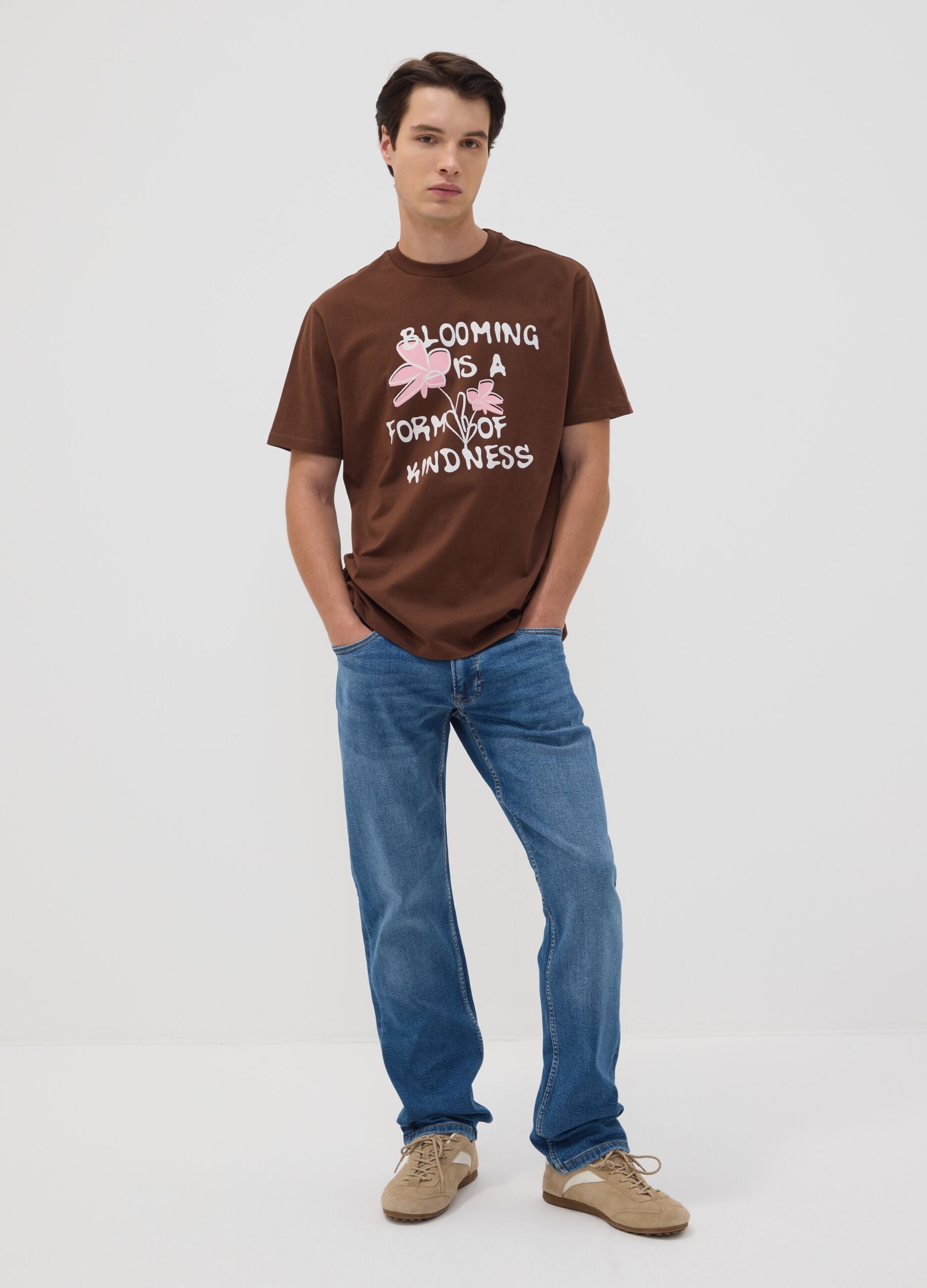 T-shirt marrone in puro cotone jersey con scritta regular fit