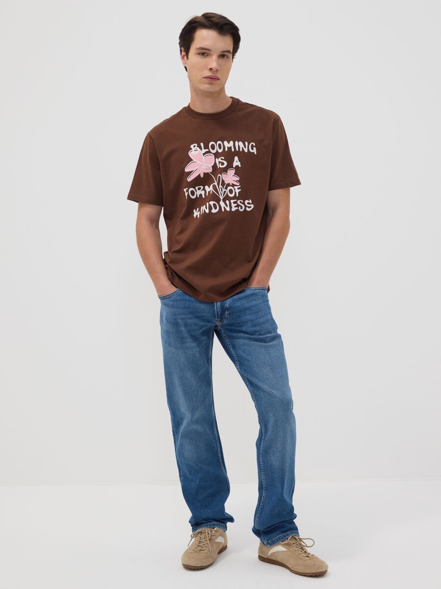 T-shirt marrone in puro cotone jersey con scritta regular fit_2