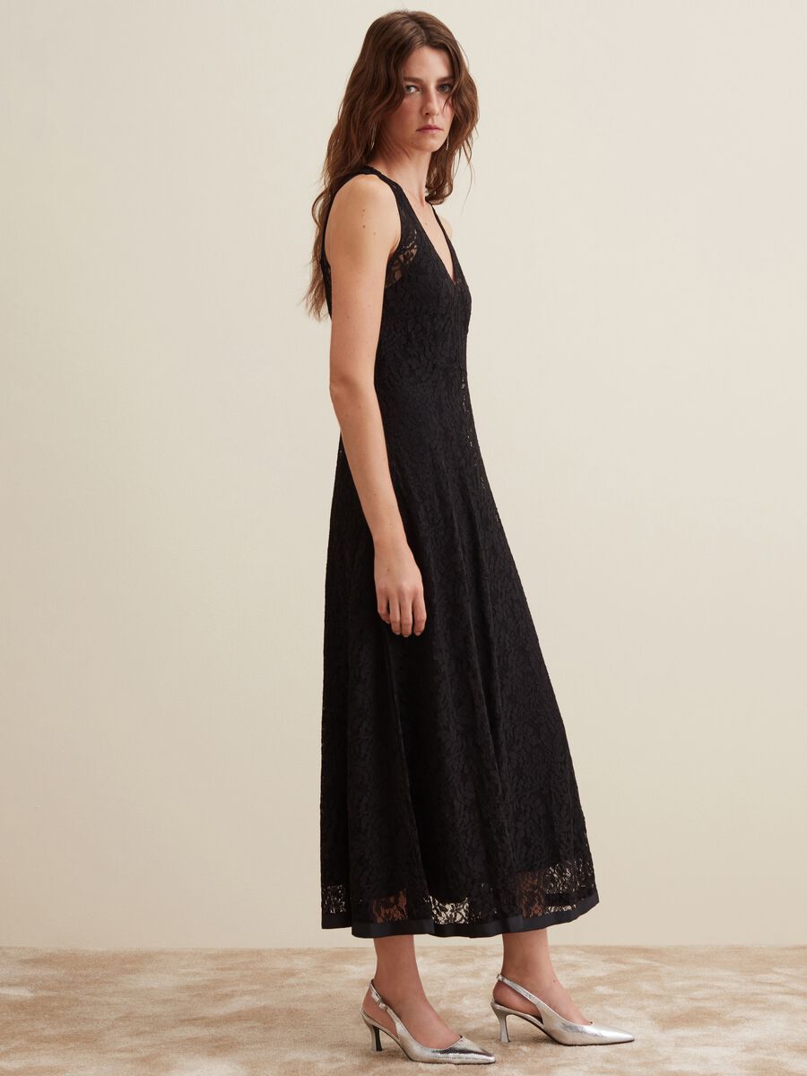 Long sleeveless dress in floral lace_3
