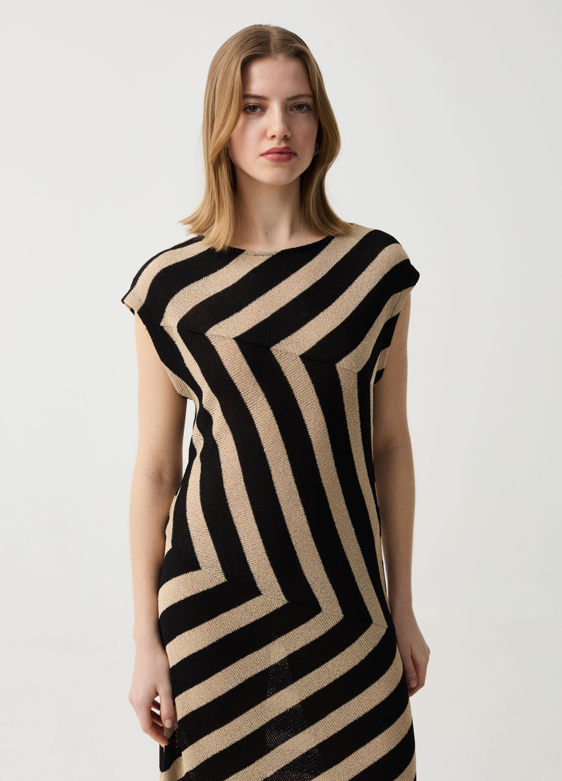 Long sleeveless dress with stripes