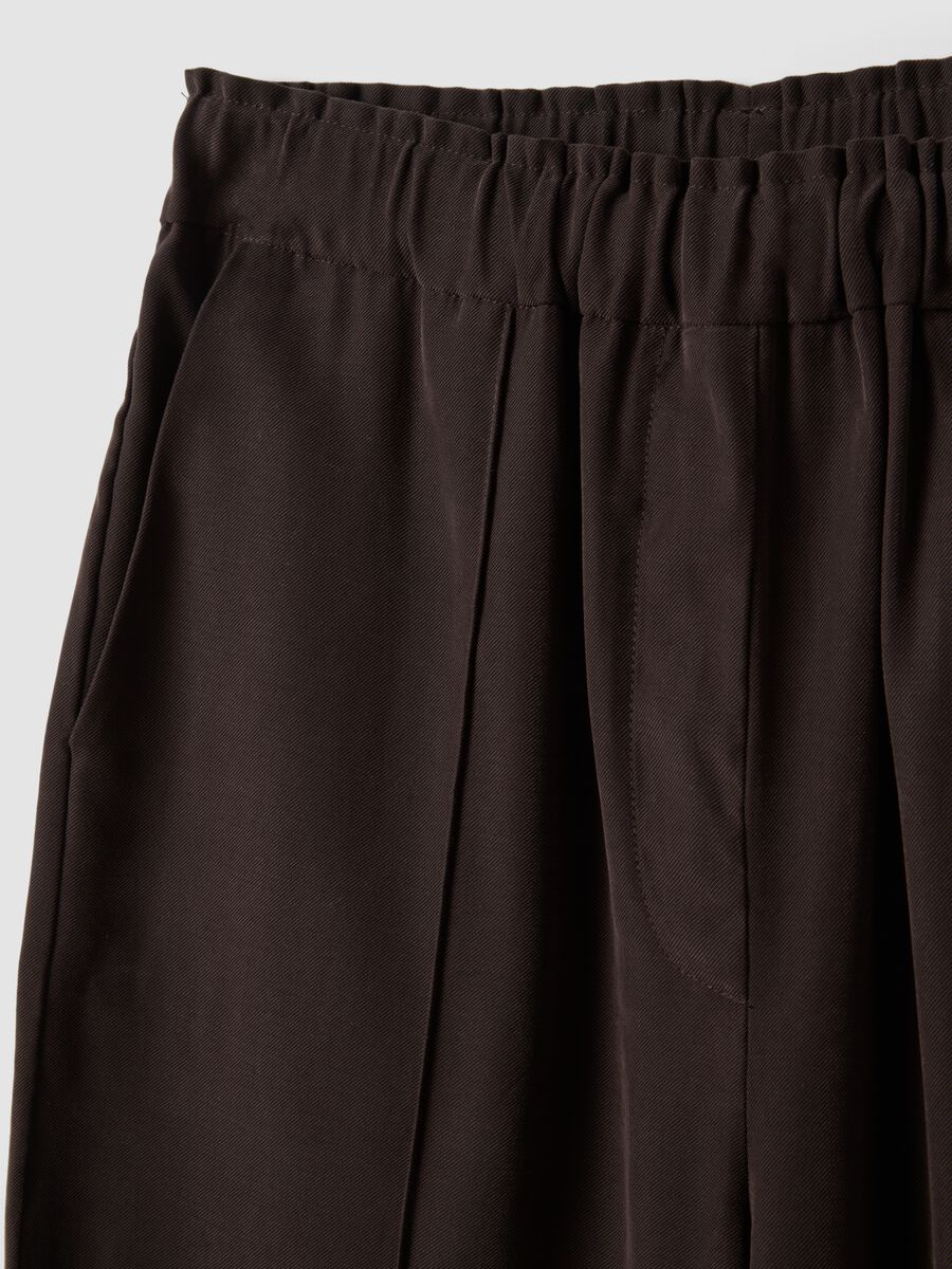 Braune Joggerhose aus Viskosemix mit weitem Bein_5