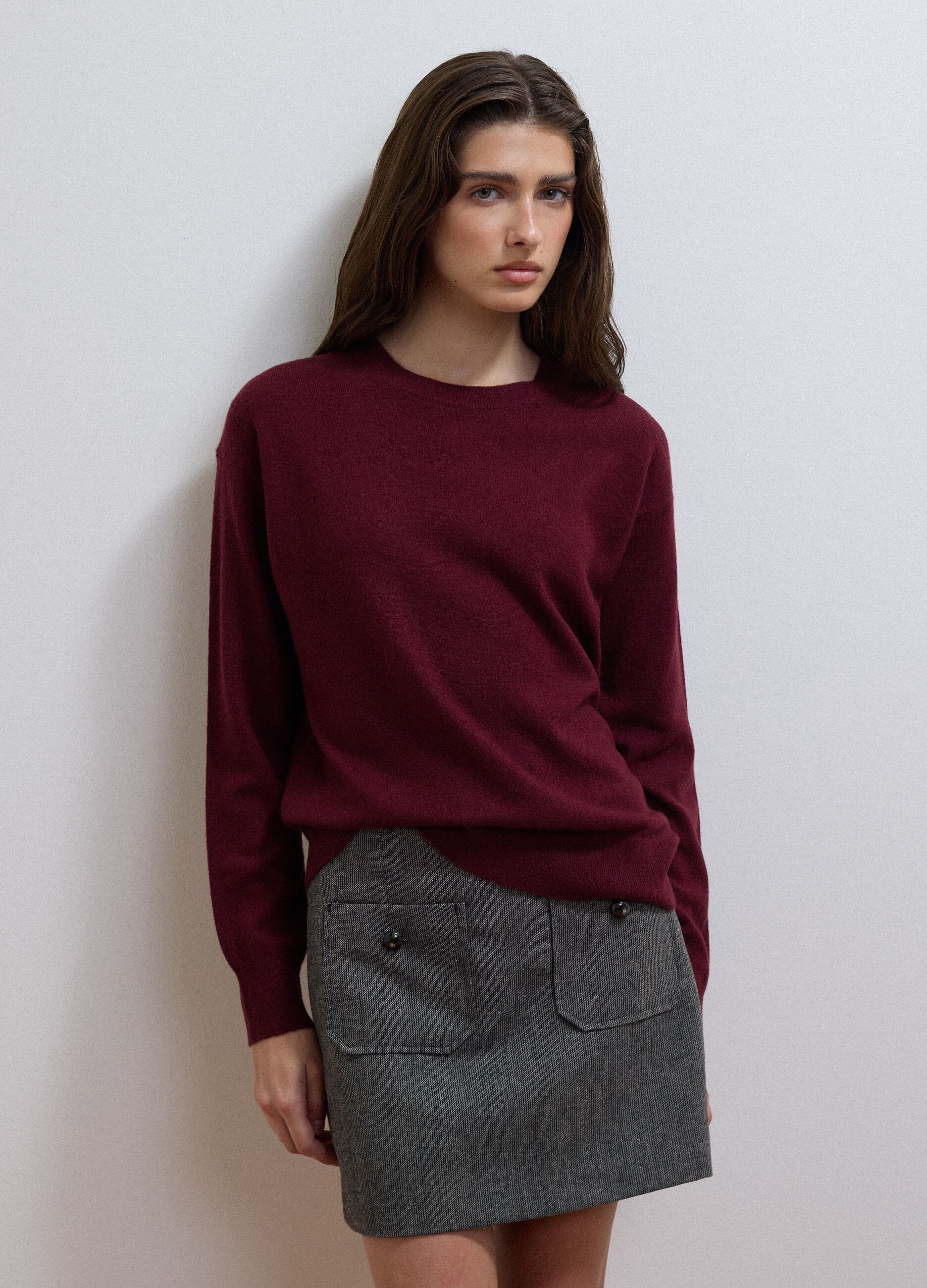 Maglia viola in pura lana a girocollo over fit